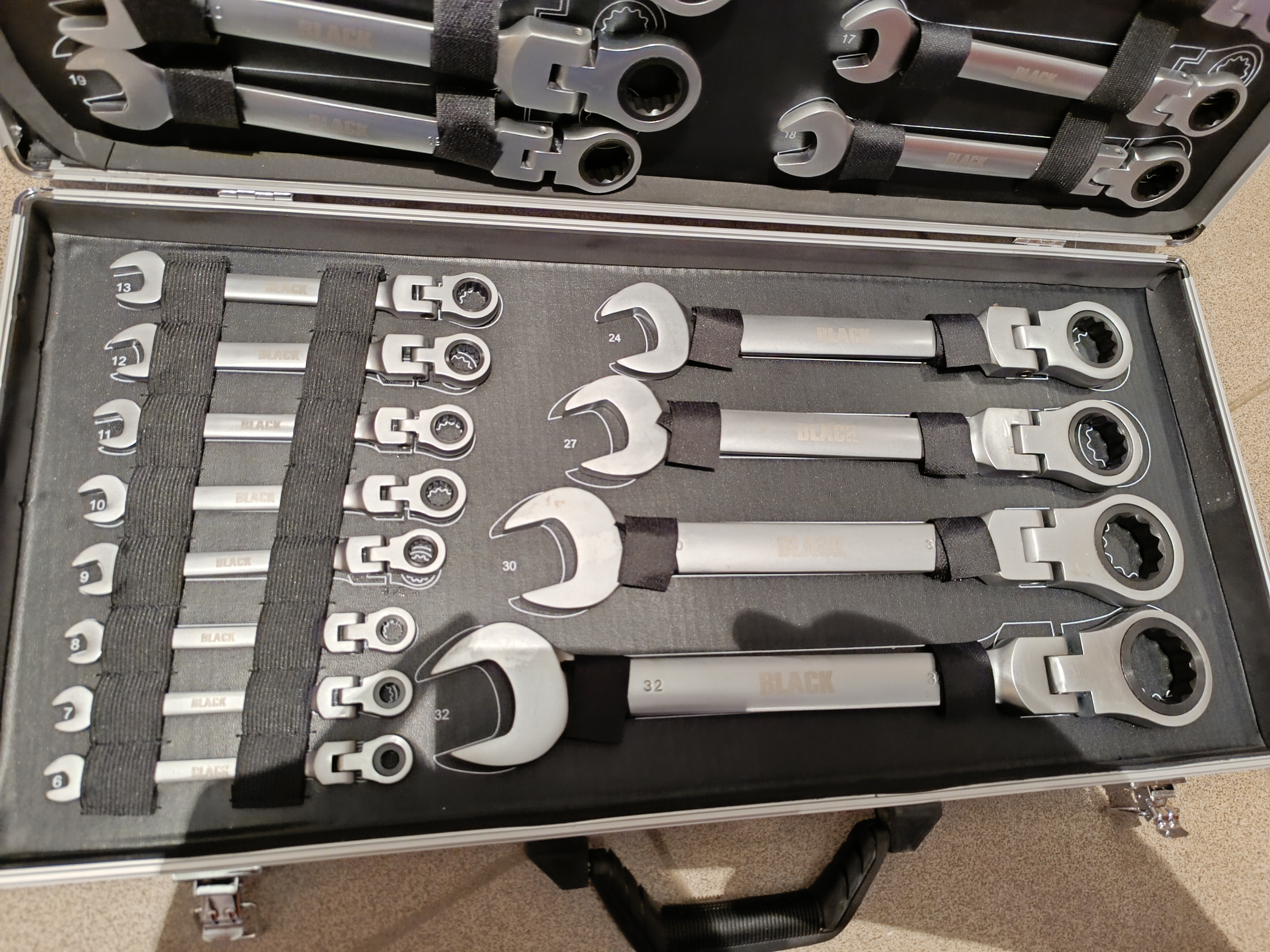 Kombinuotų terkšlinių raktų rinkinys 6-32mm 22 dalių