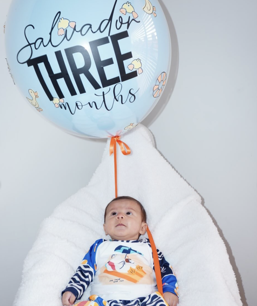 Pack de 12 Globos con Helio – Mi Primer Año en Fotos