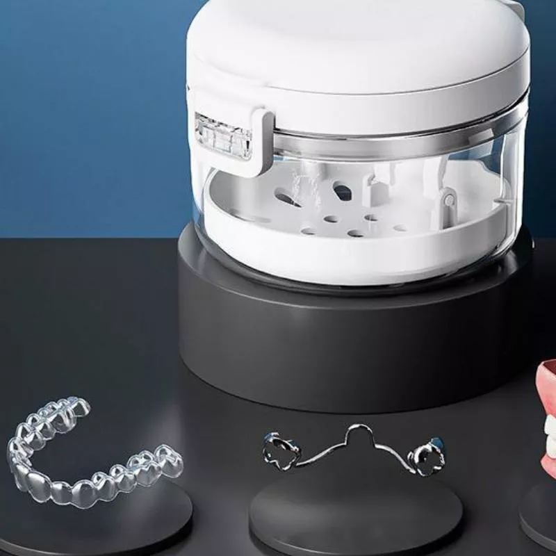Dental Aligners with UV Sanitizer