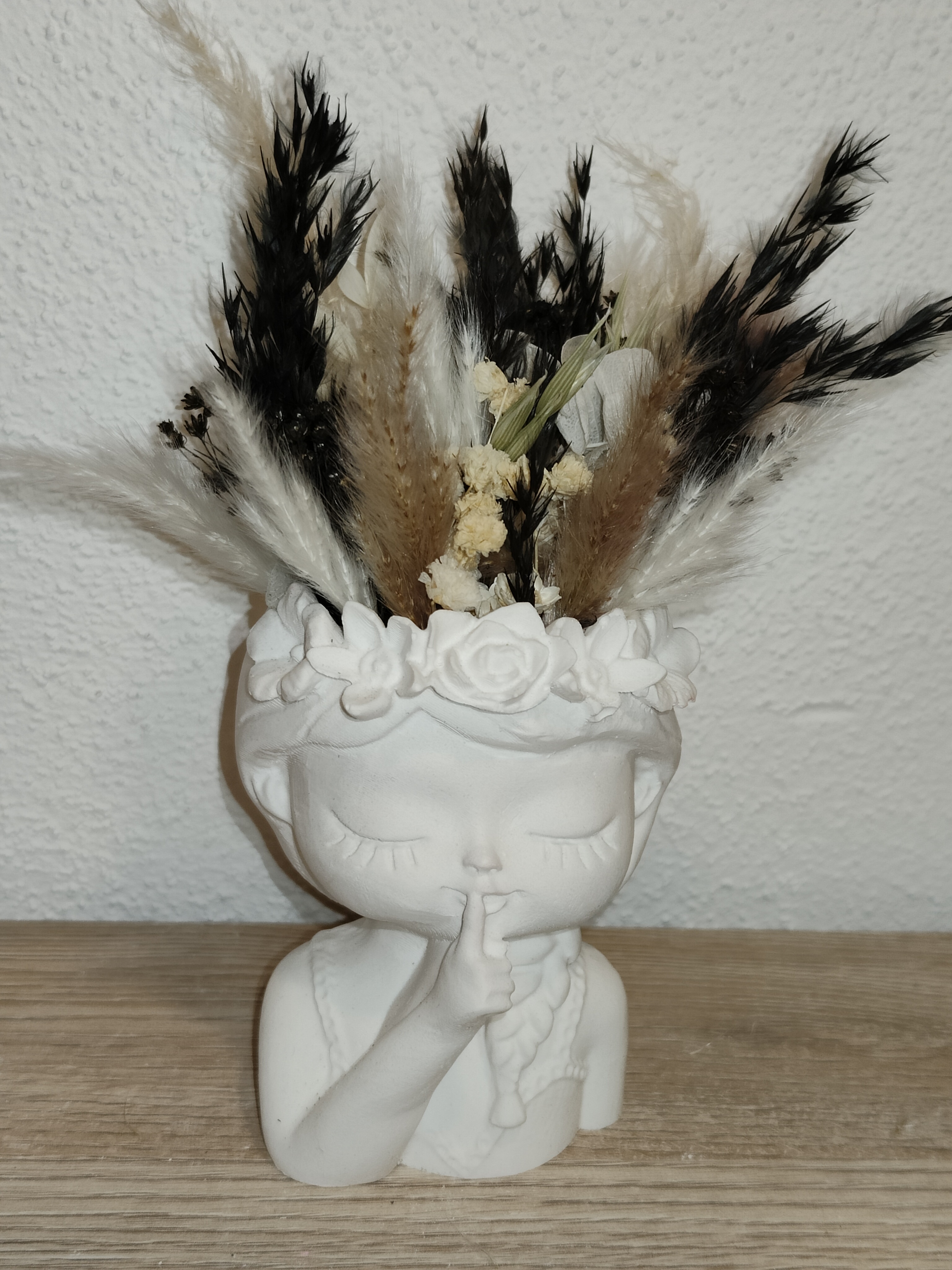 Blumenmädchen mit Zopf