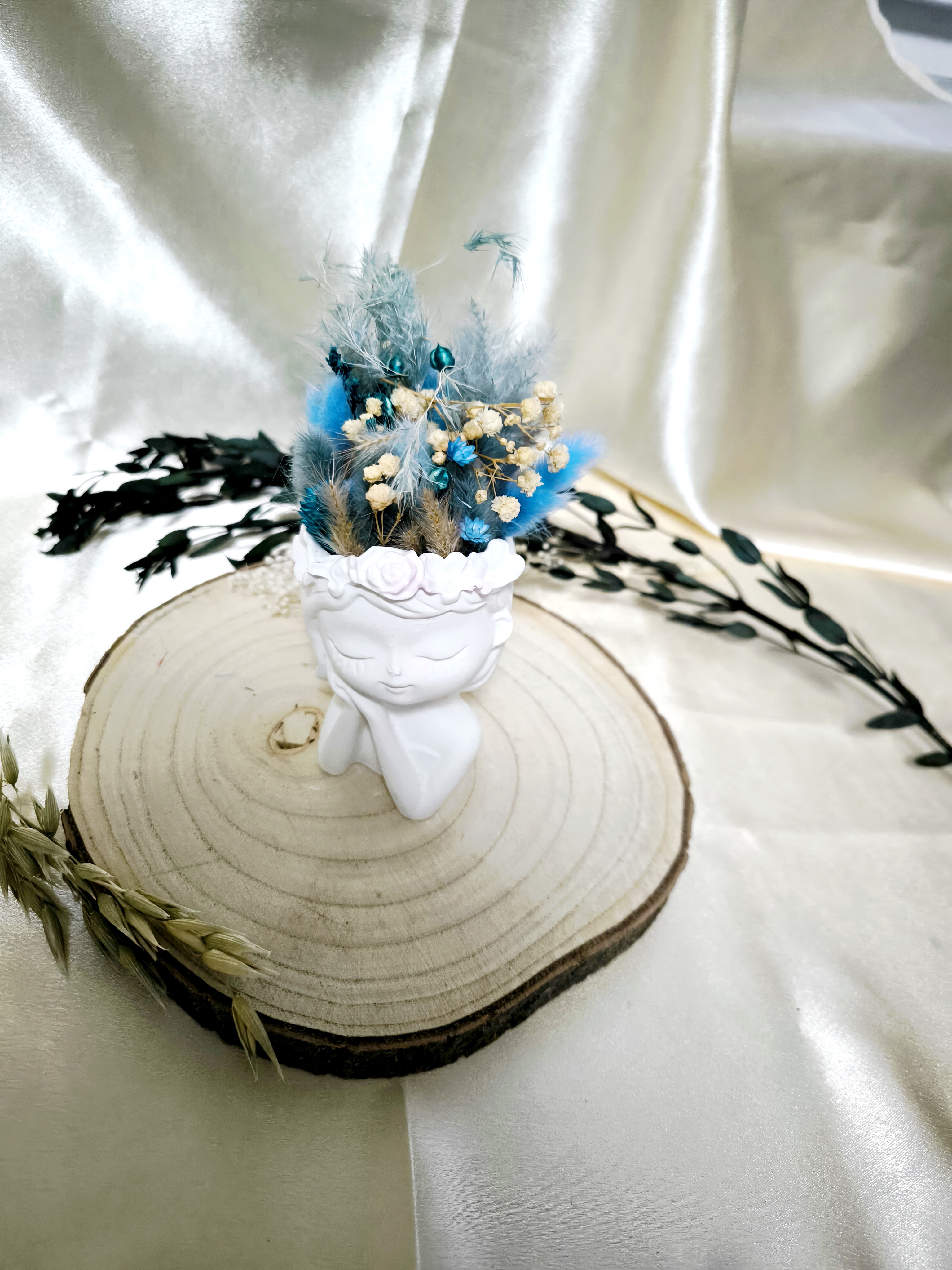 Blumenmädchen träumend