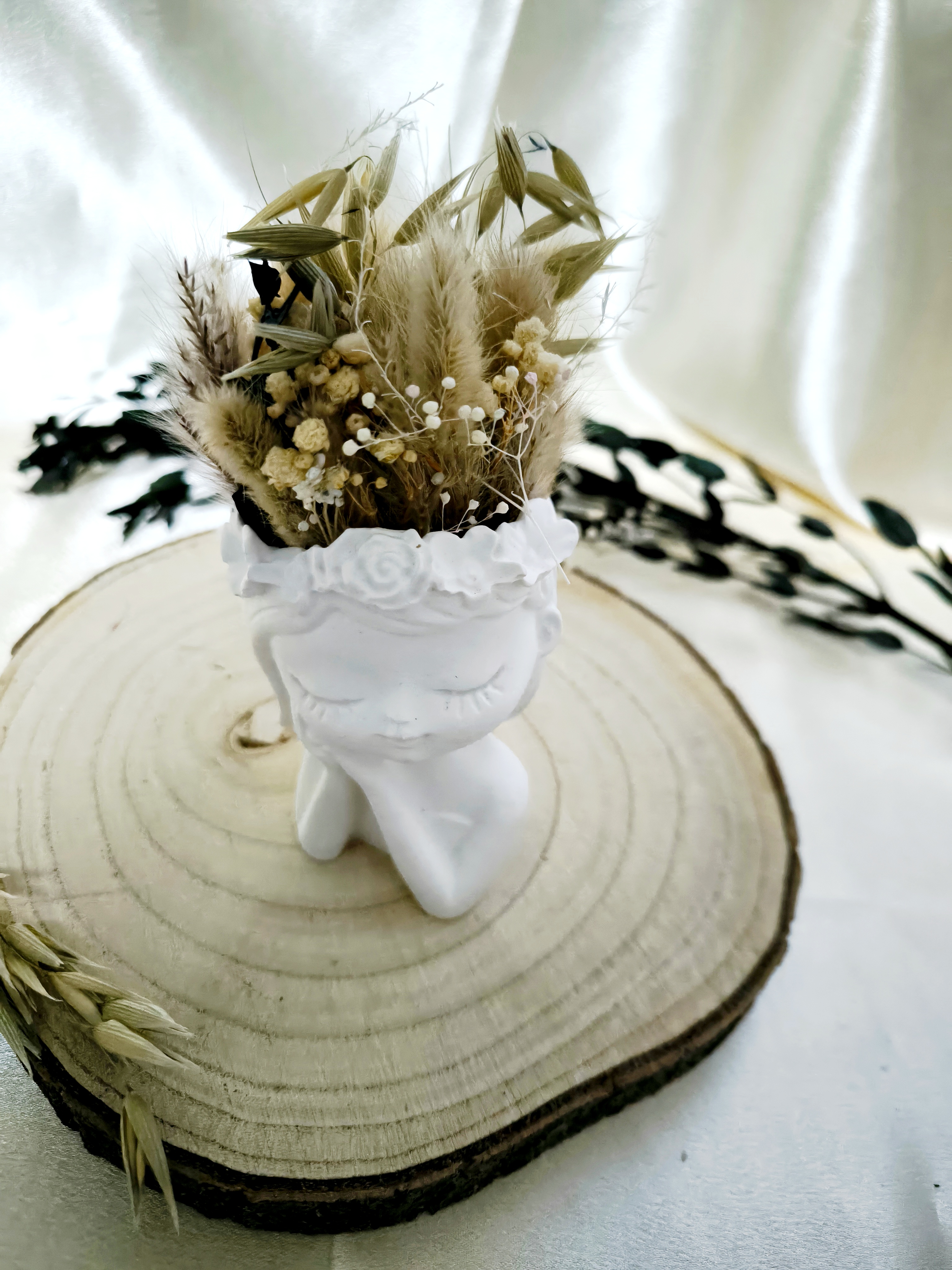 Blumenmädchen träumend