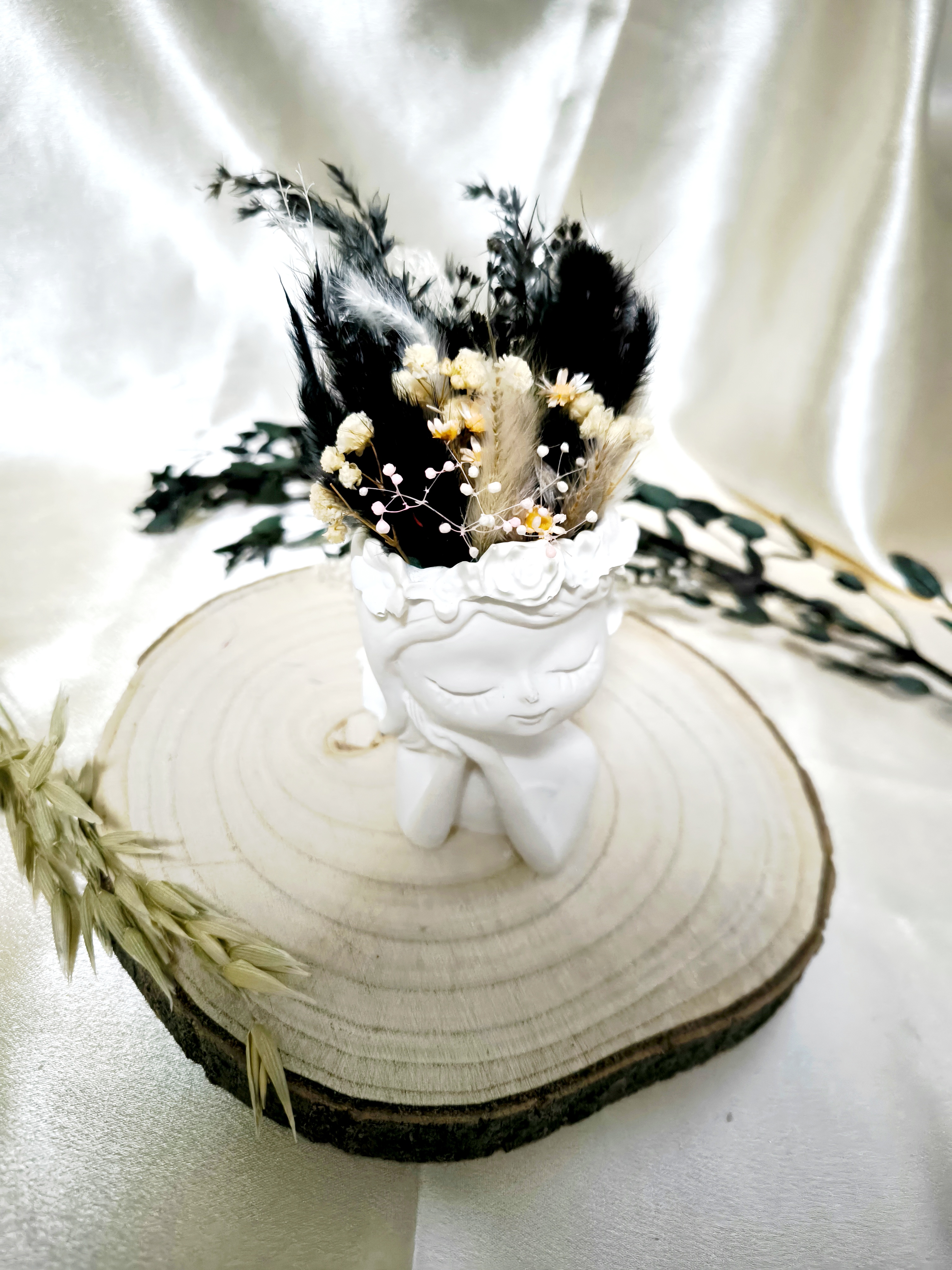 Blumenmädchen träumend