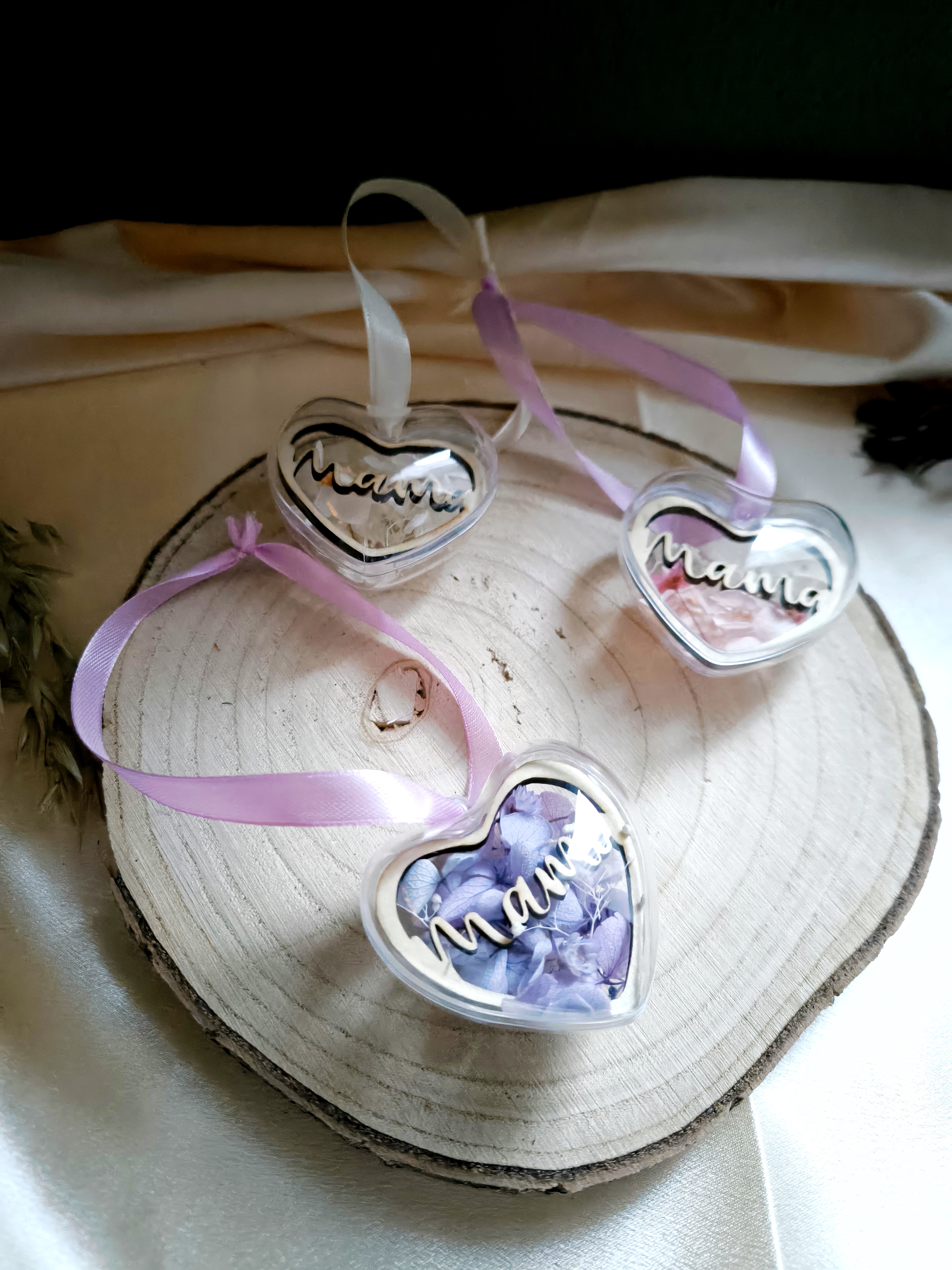 Herz gefüllt mit Trockenblumen 