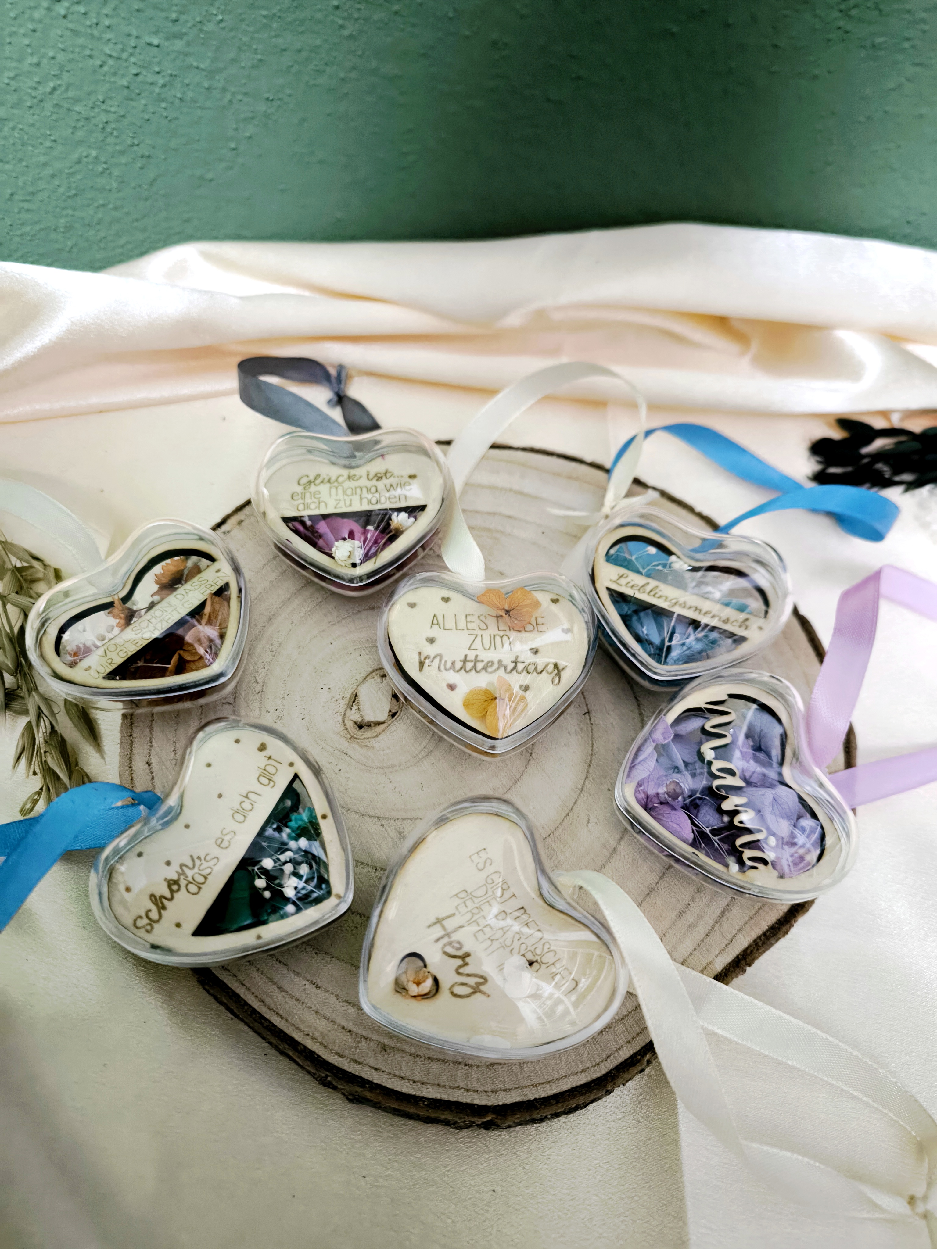 Herz gefüllt mit Trockenblumen