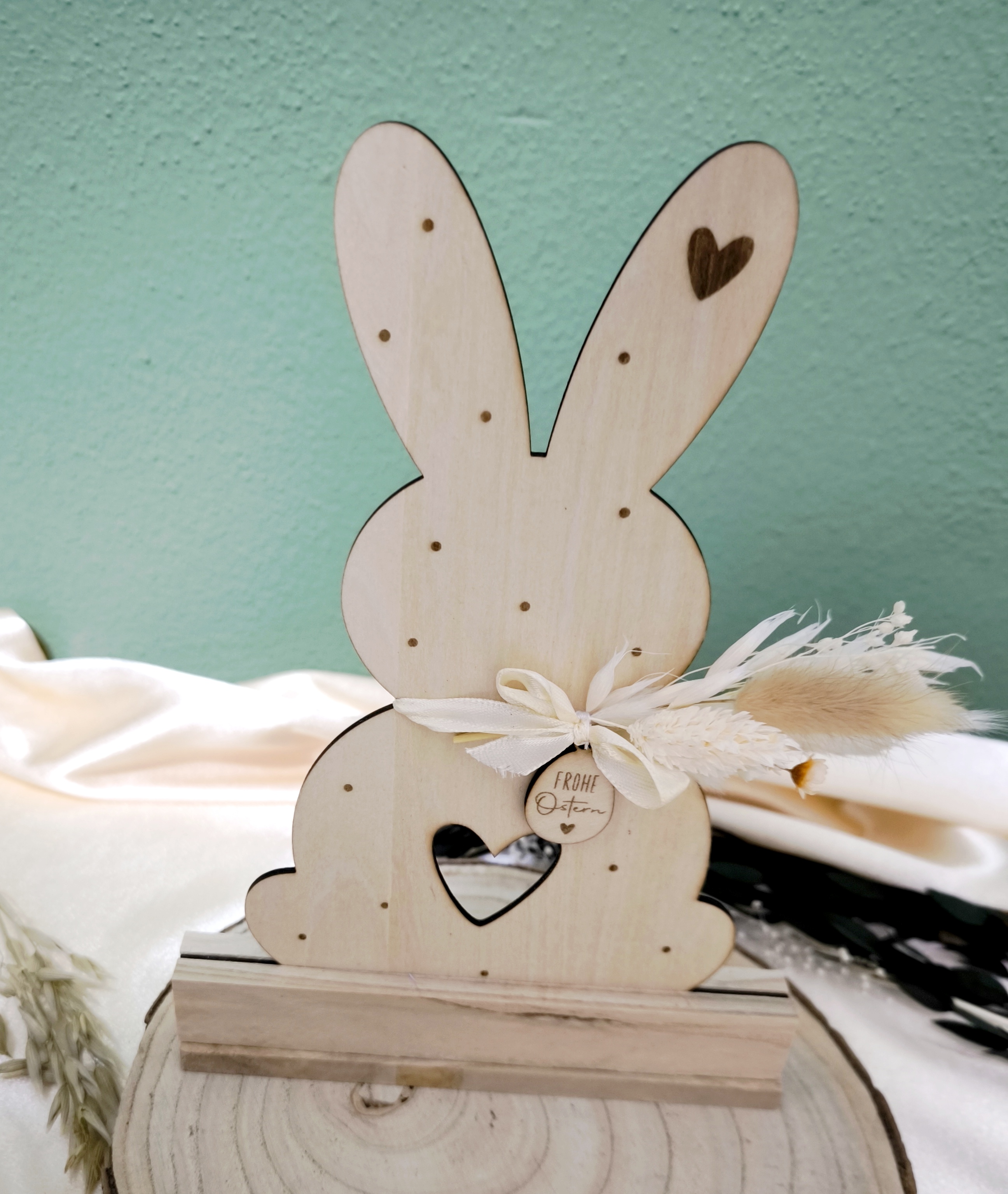 Osterhase auf Klötzchen