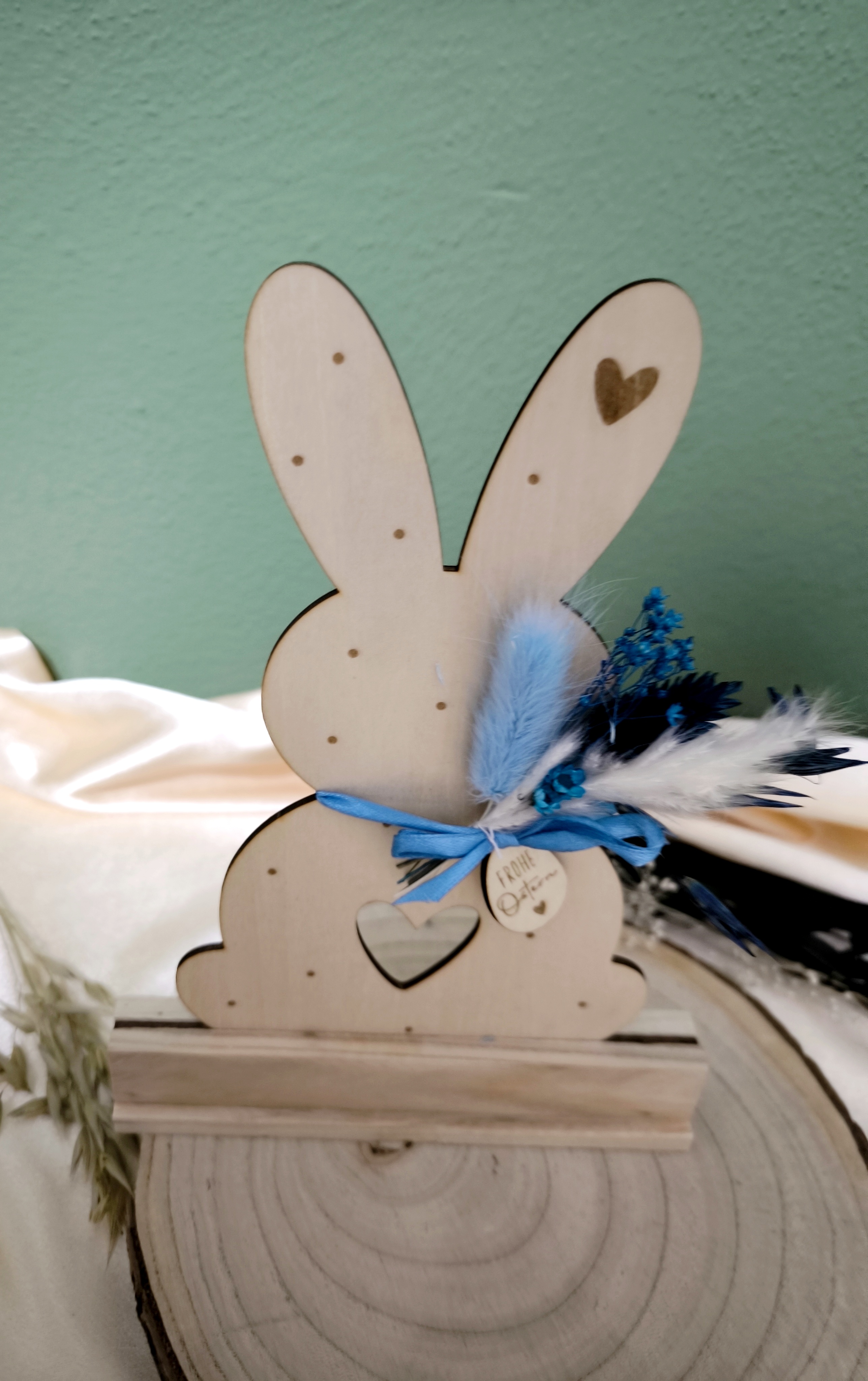 Osterhase auf Klötzchen