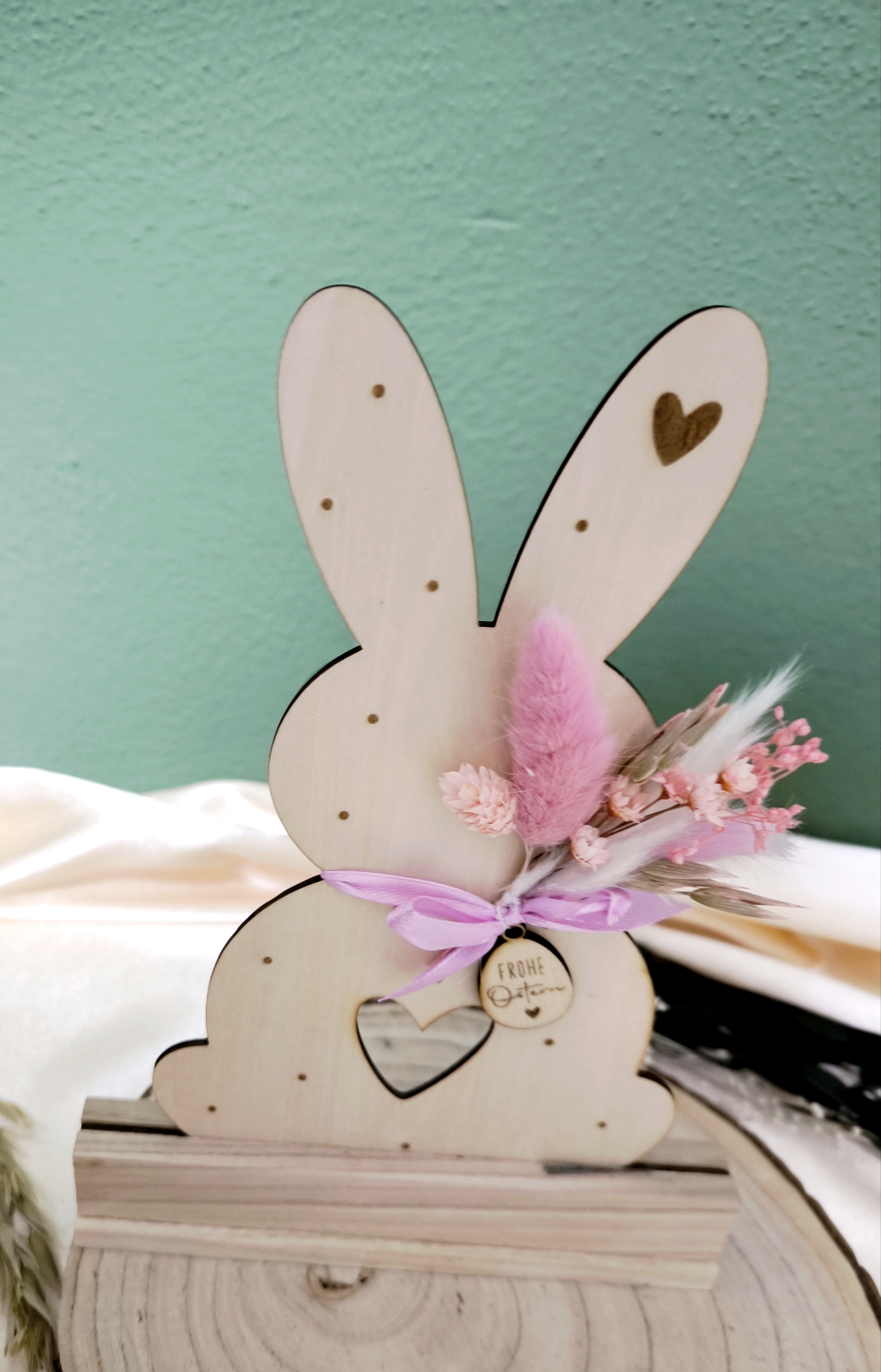 Osterhase auf Klötzchen