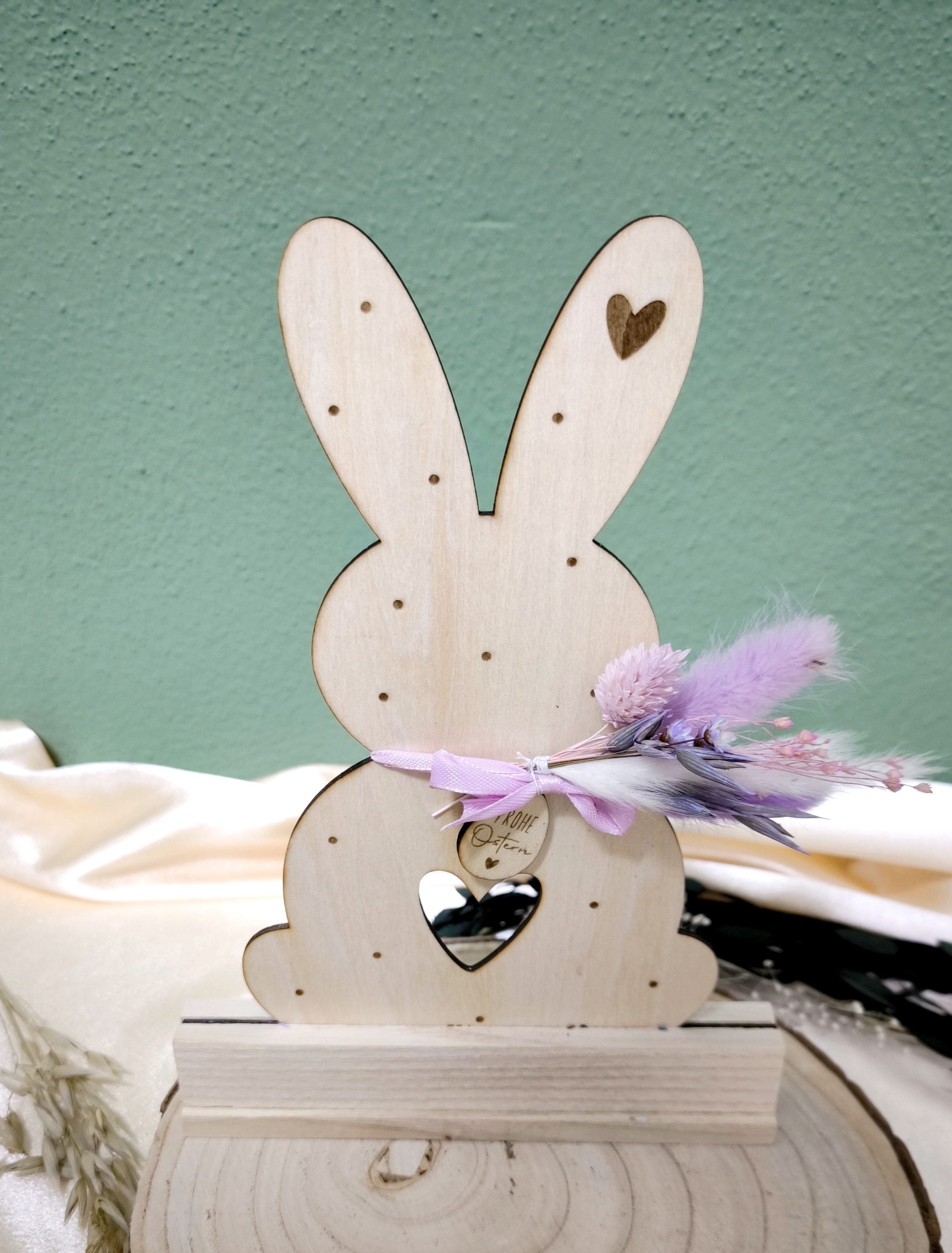 Osterhase auf Klötzchen