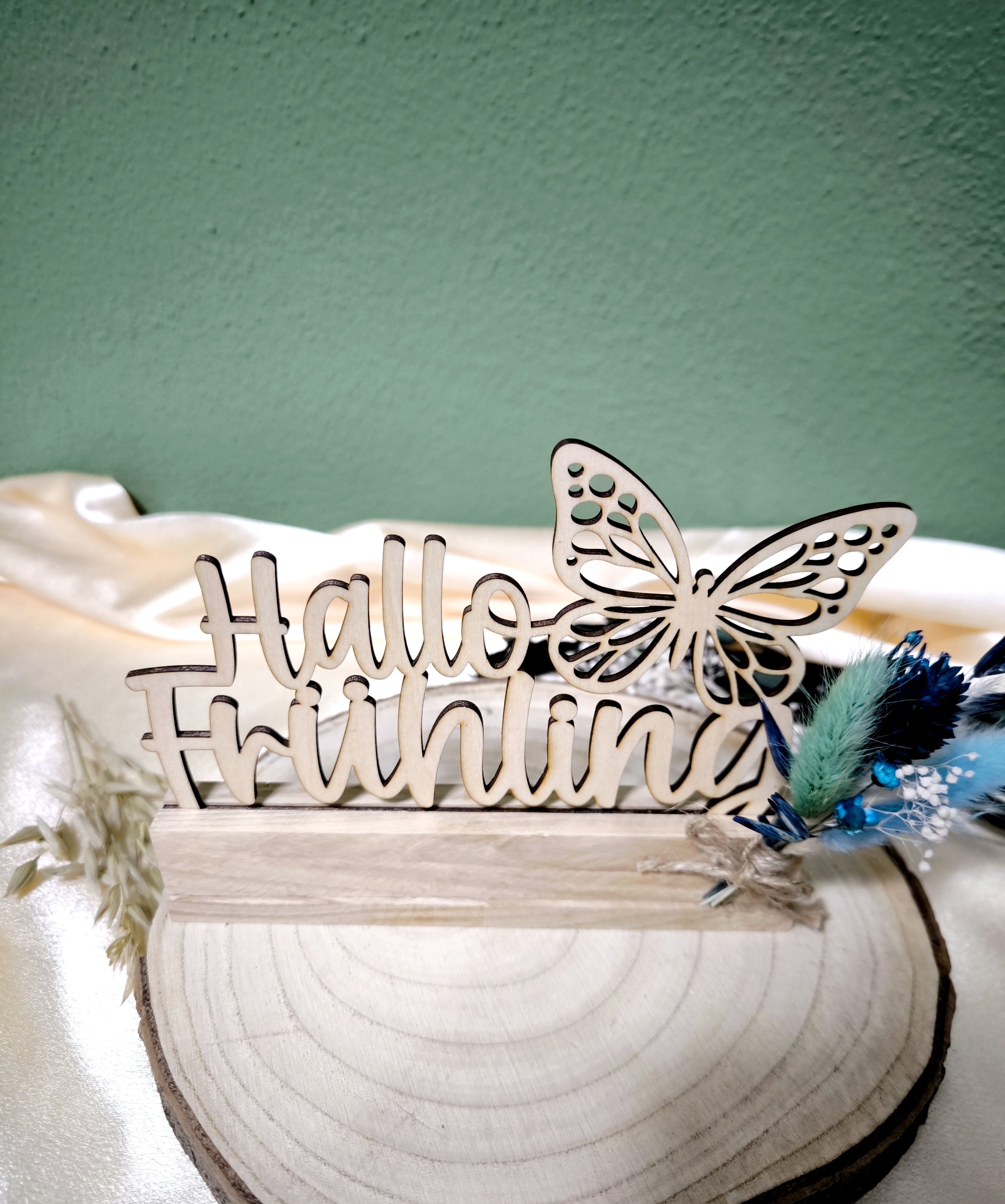 Schriftzug Hallo Frühling auf Klözchen