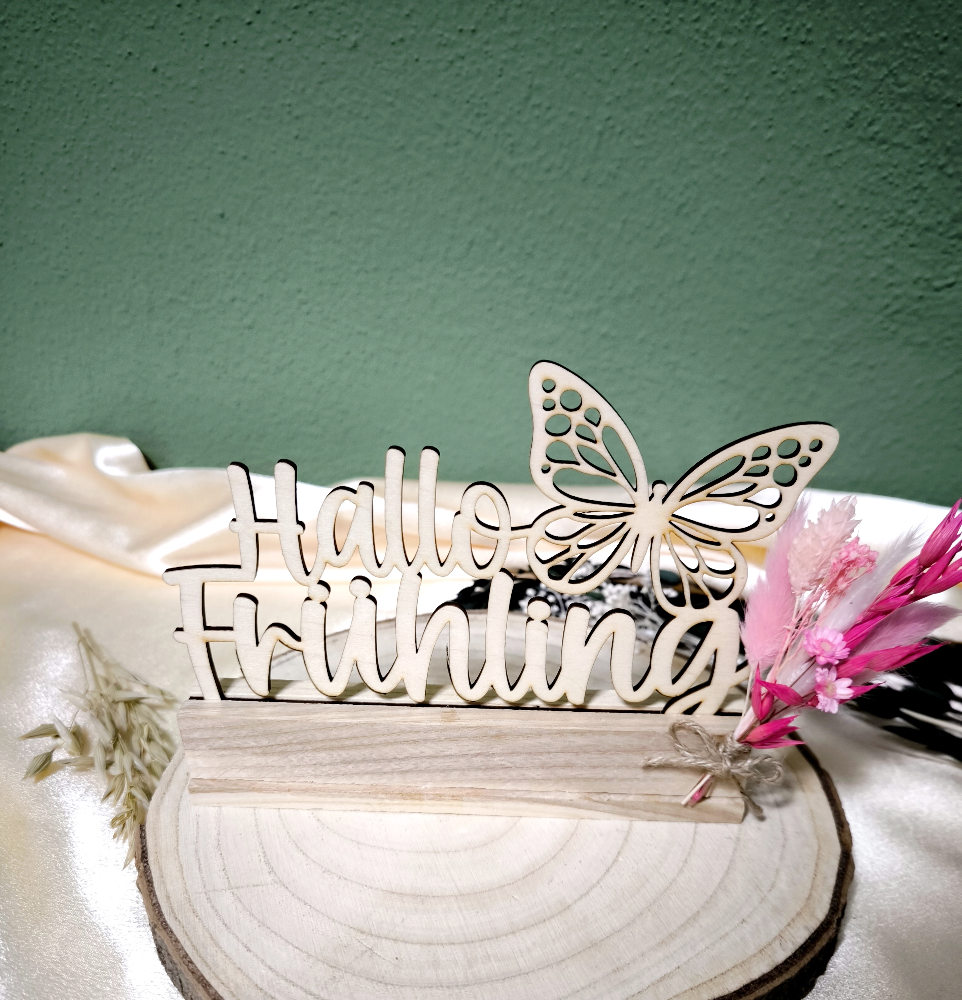 Schriftzug Hallo Frühling auf Klözchen