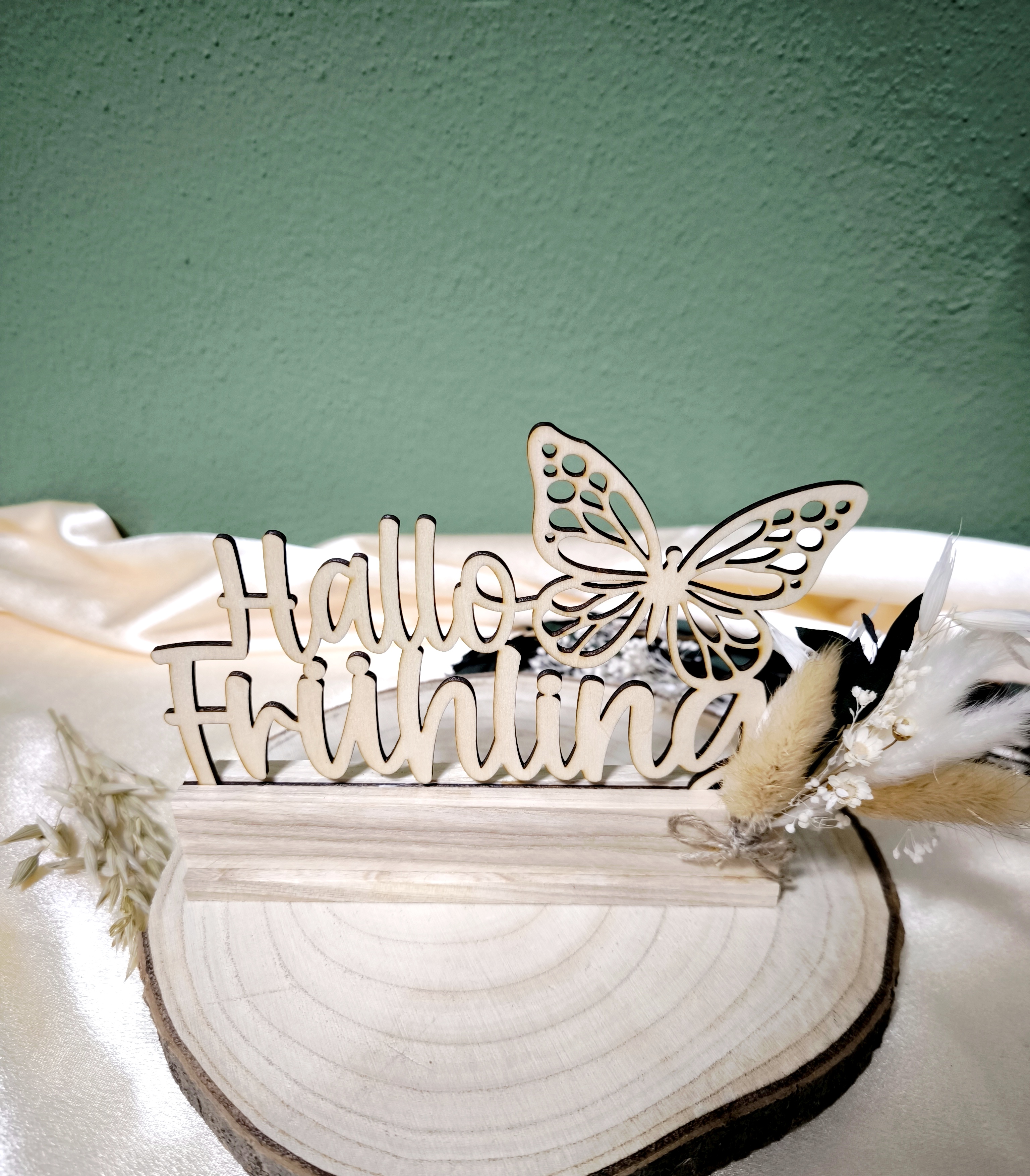 Schriftzug Hallo Frühling auf Klözchen