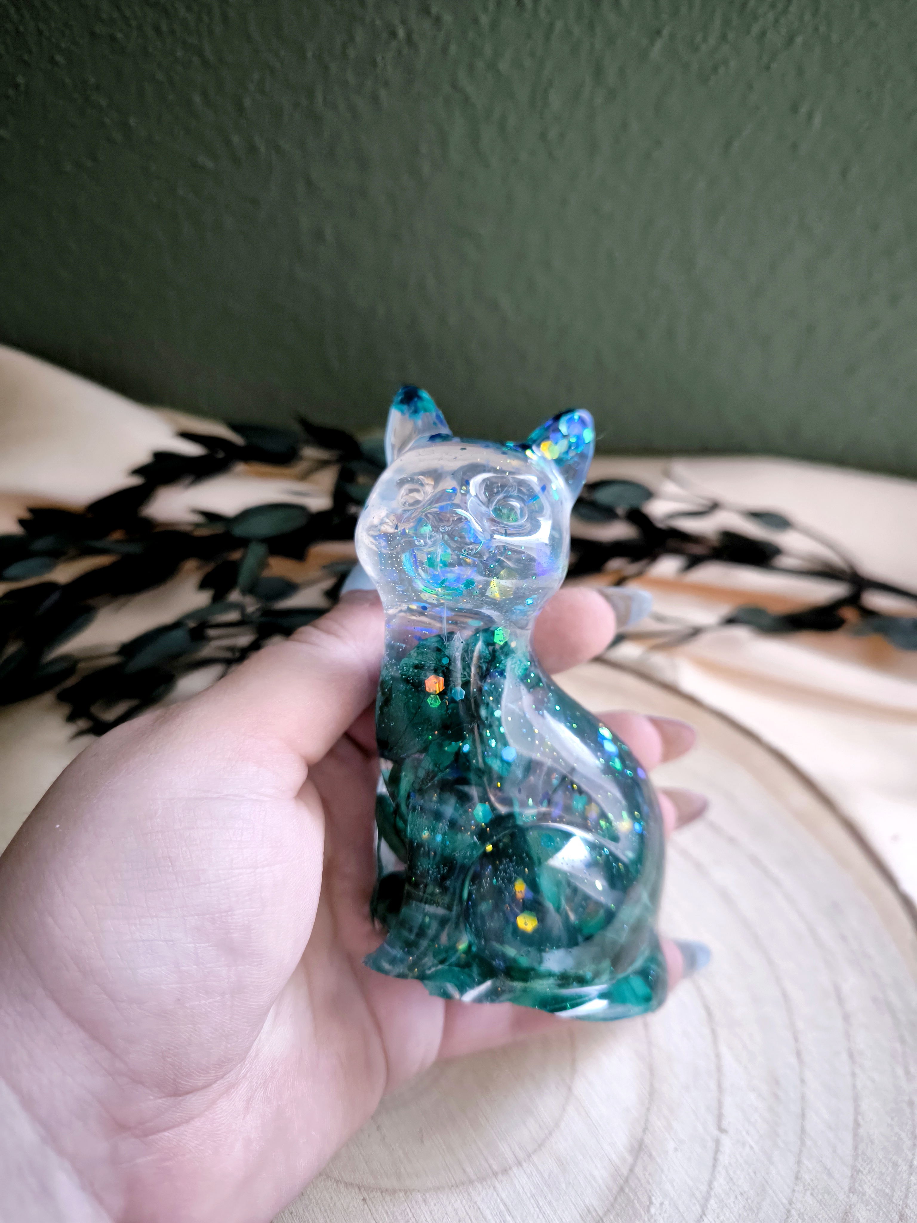 Katze mit getrockneten Hortensien