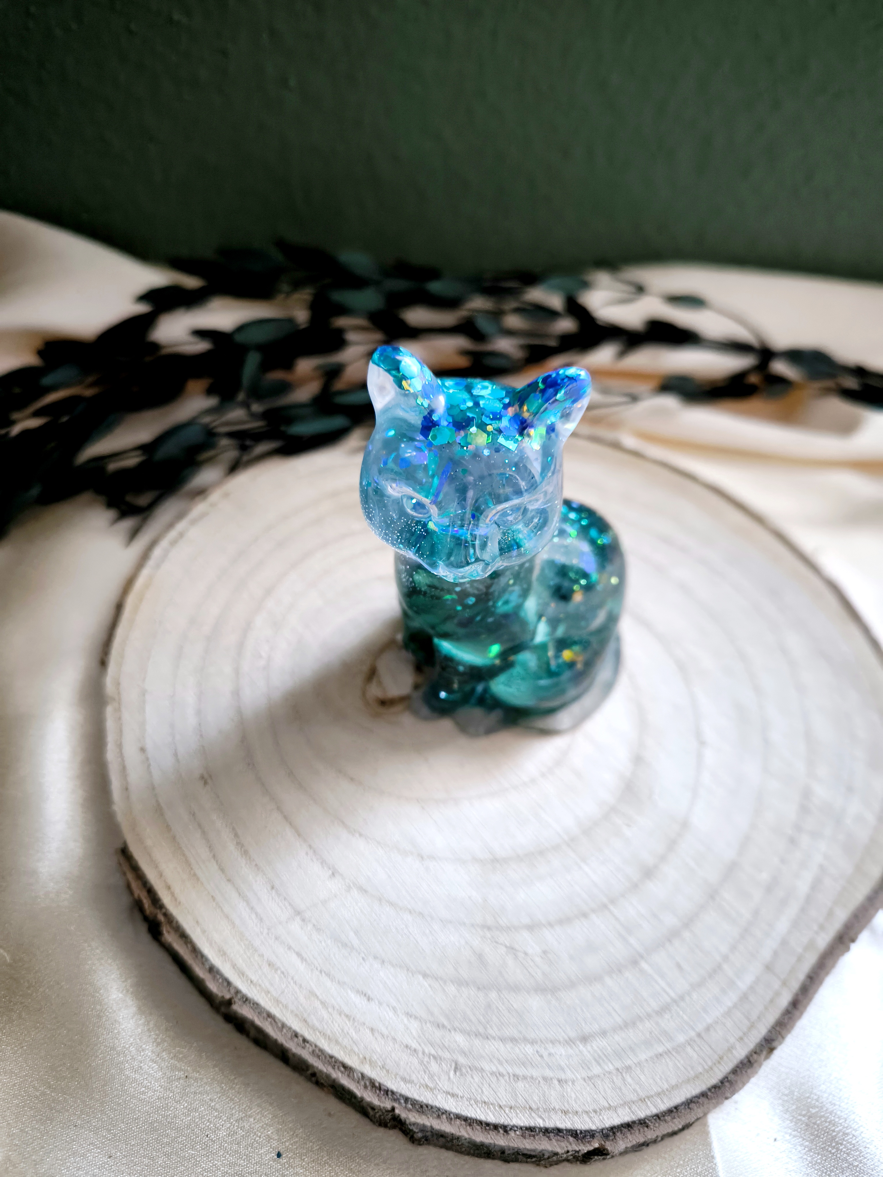 Katze mit getrockneten Hortensien