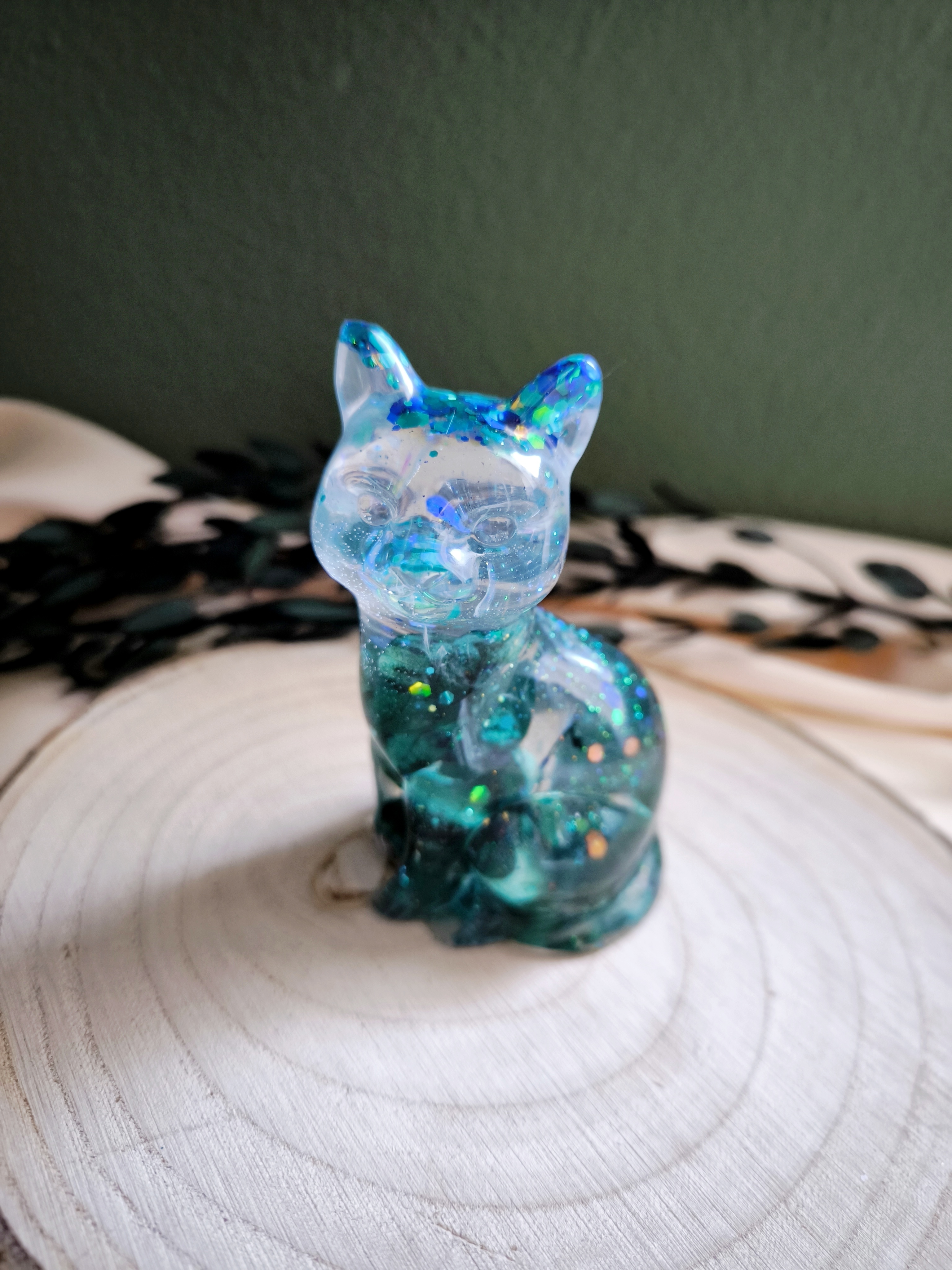 Katze mit getrockneten Hortensien