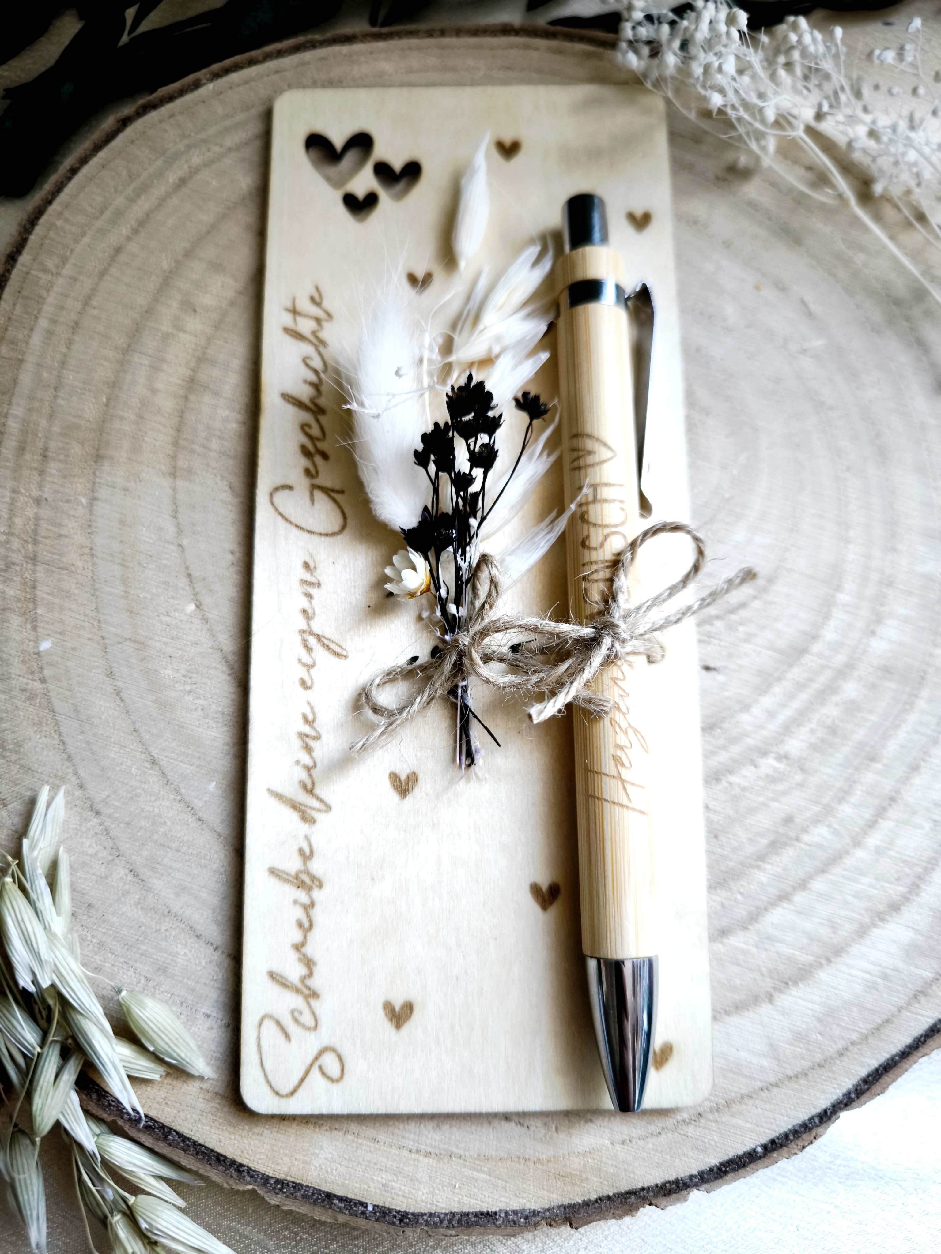 Kugelschreiber auf Brettchen mit Trockenblumen