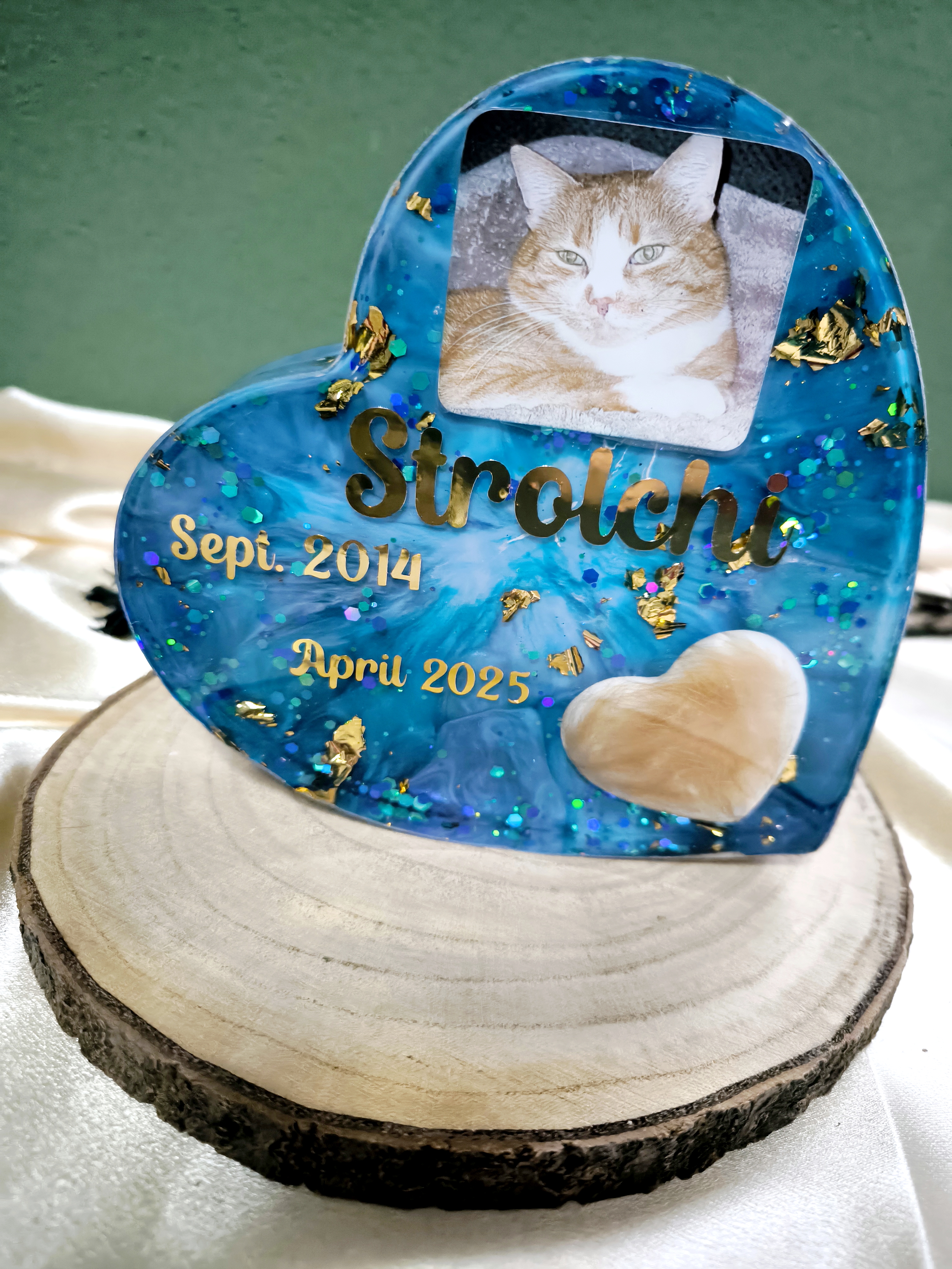 Herzaufsteller mit Tierfell und Foto