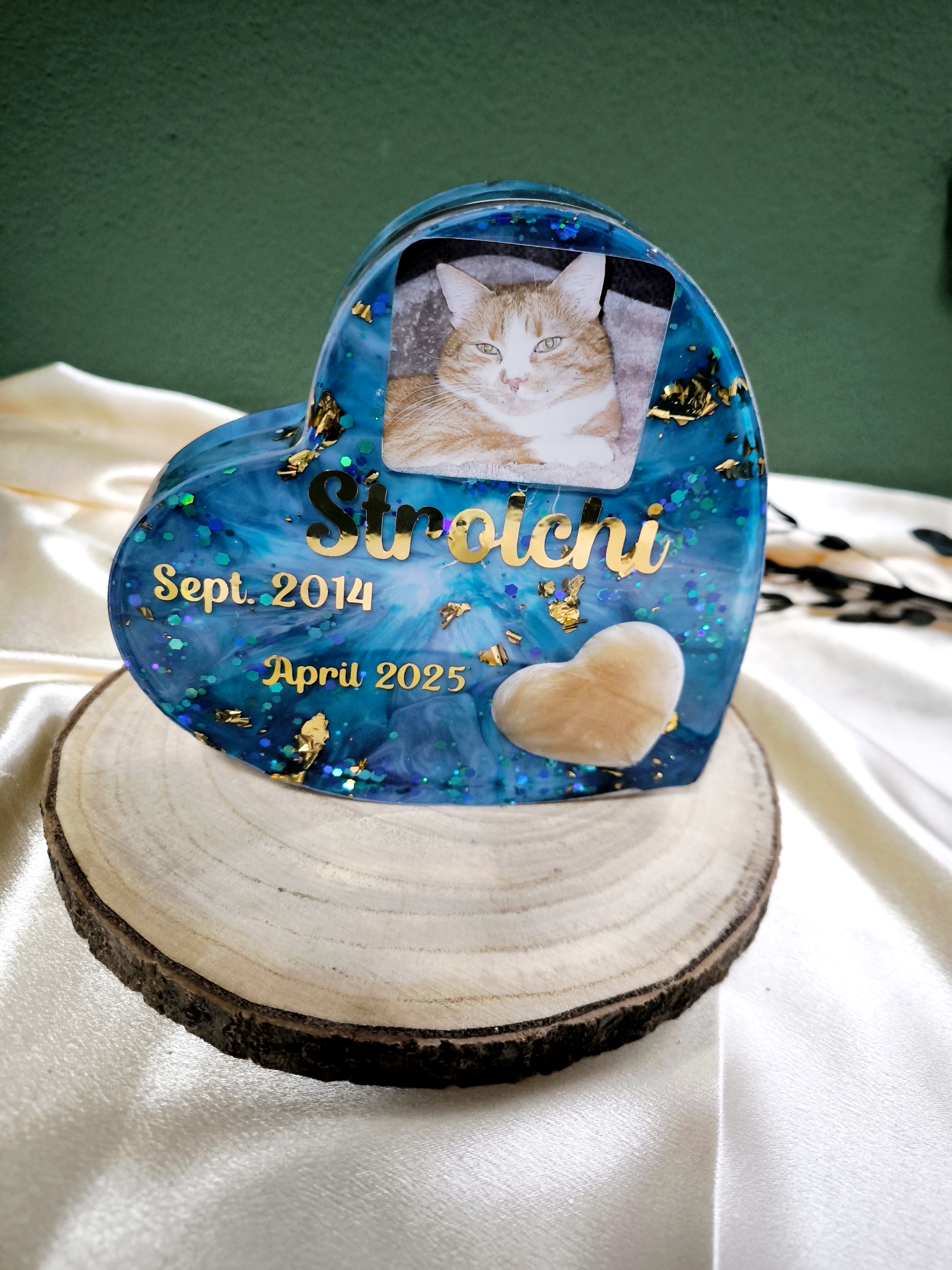 Herzaufsteller mit Tierfell und Foto