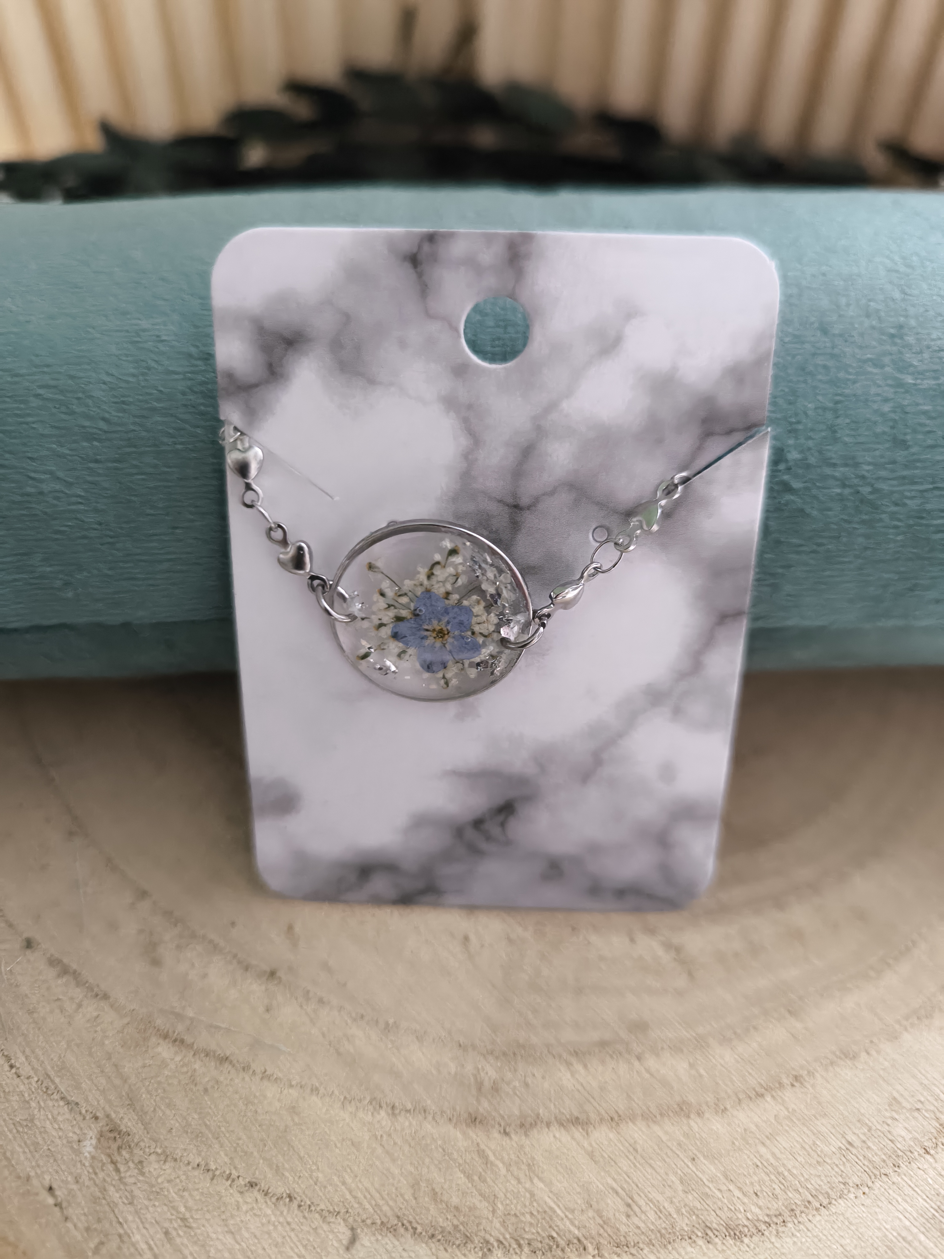 Armband mit getrockneten Blüten