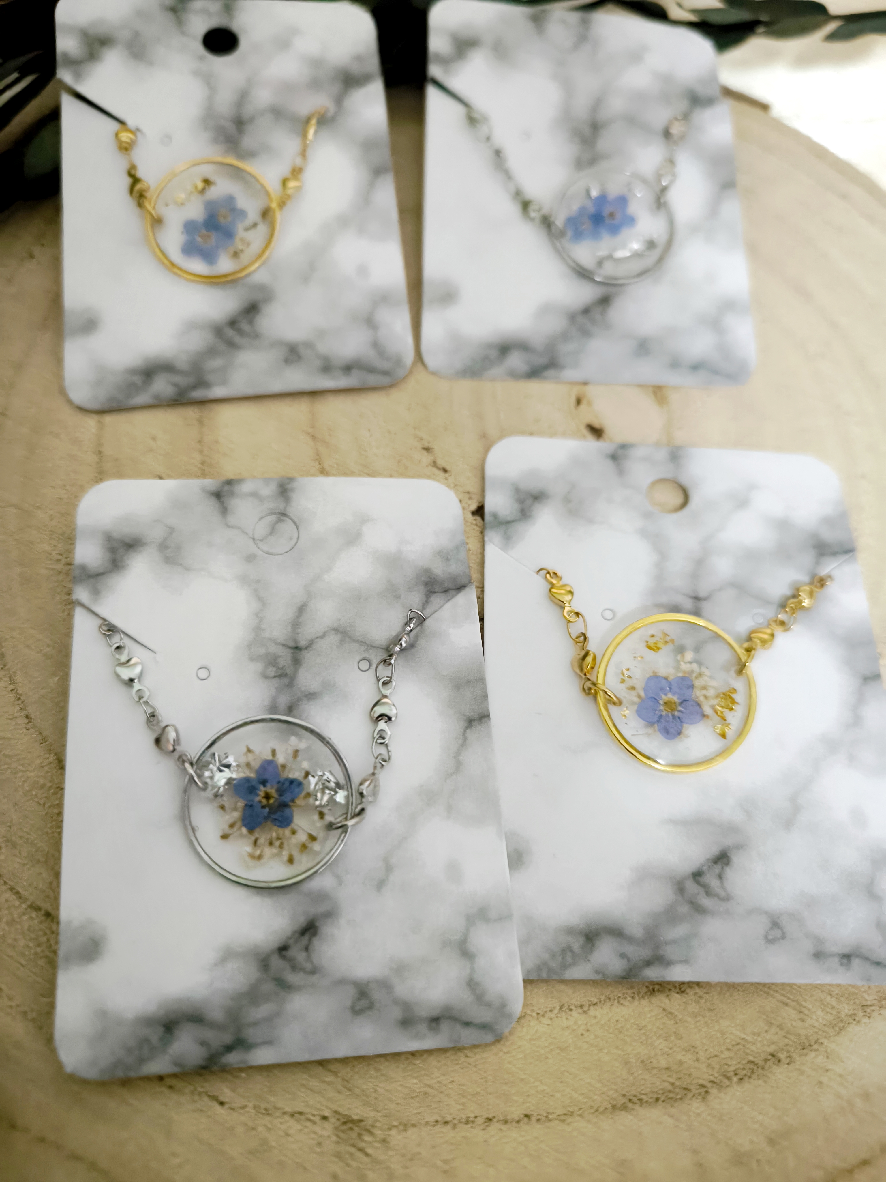 Armband mit getrockneten Blüten