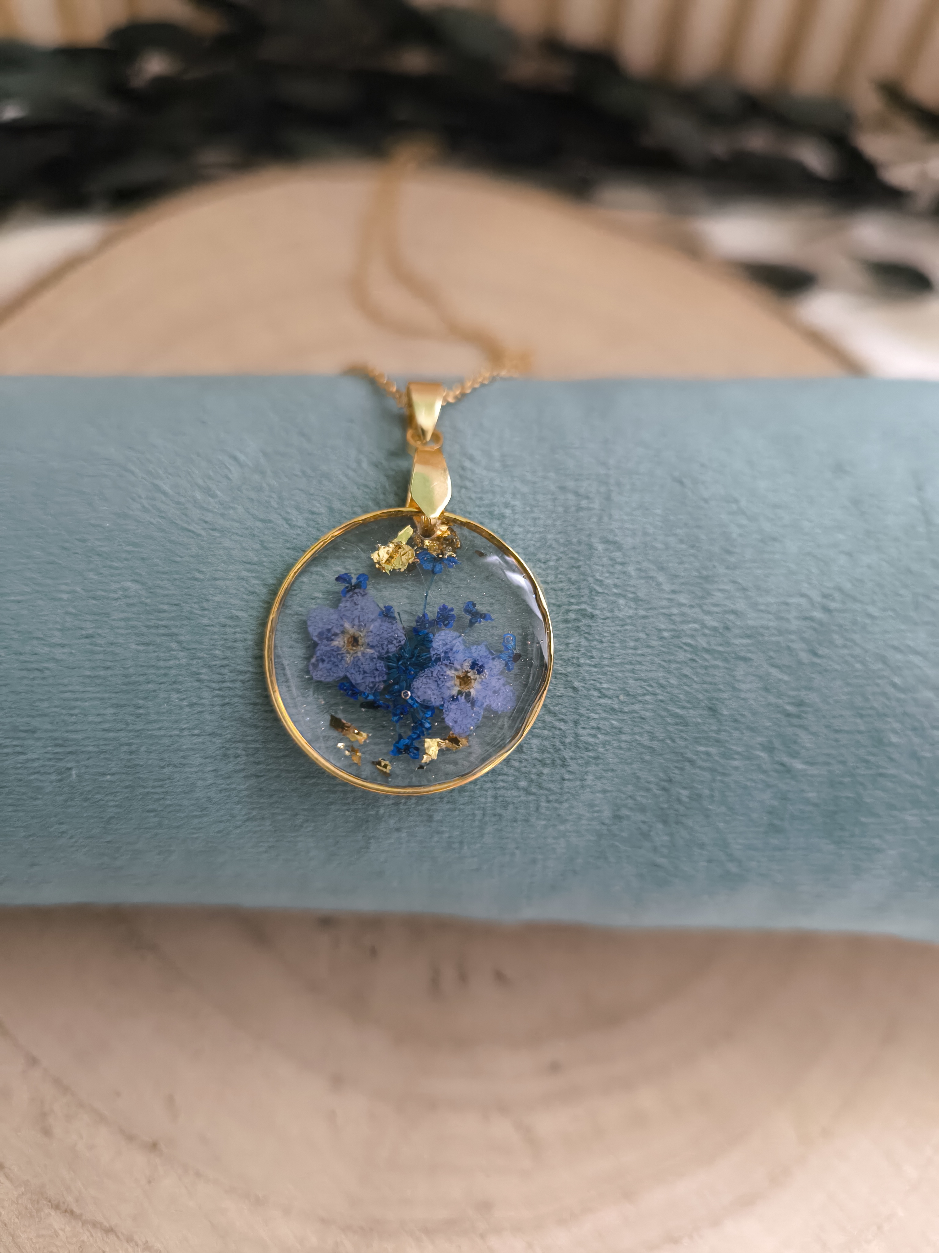 Kette mit getrockneten Blüten