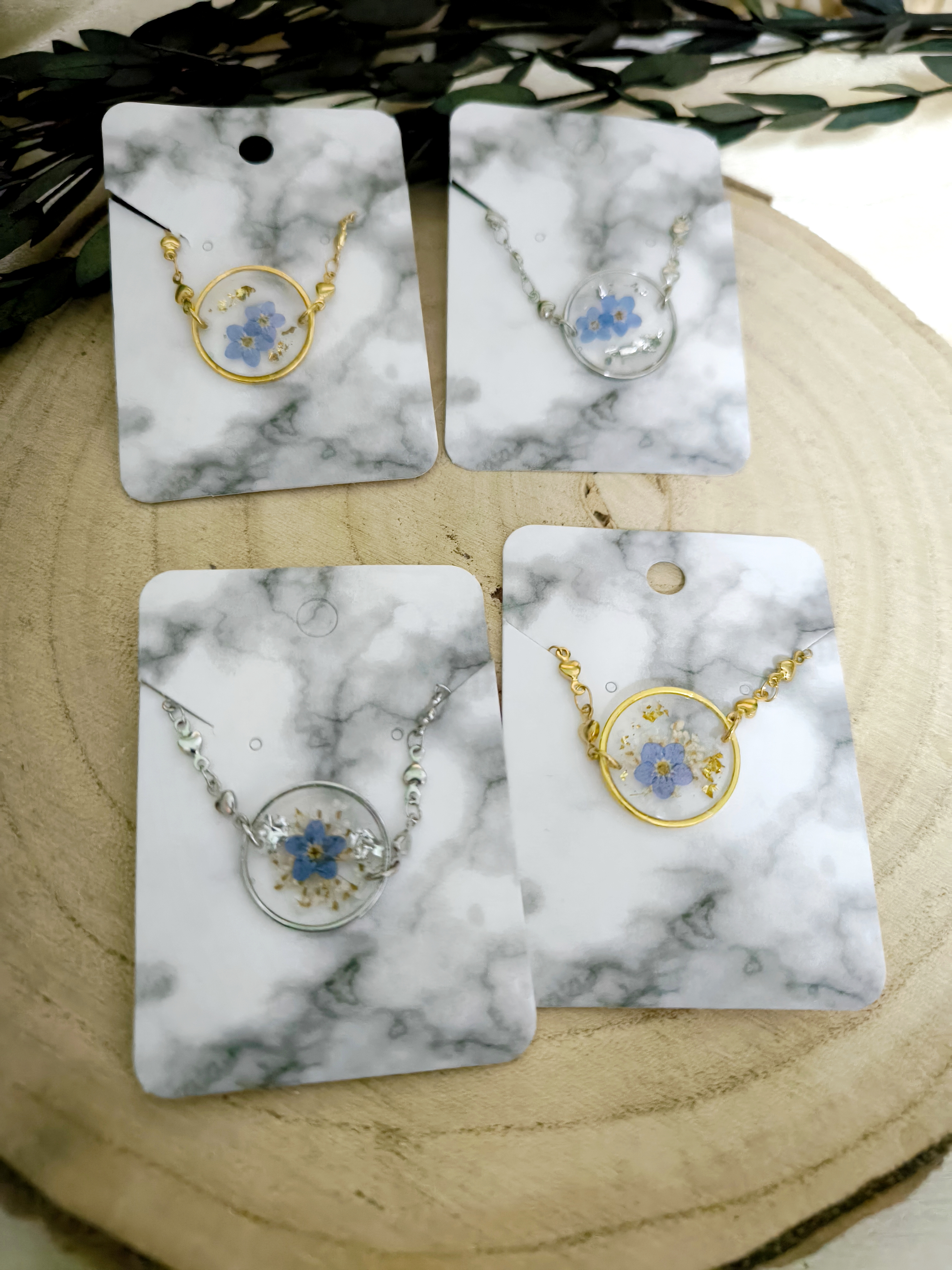 Armband mit getrockneten Blüten