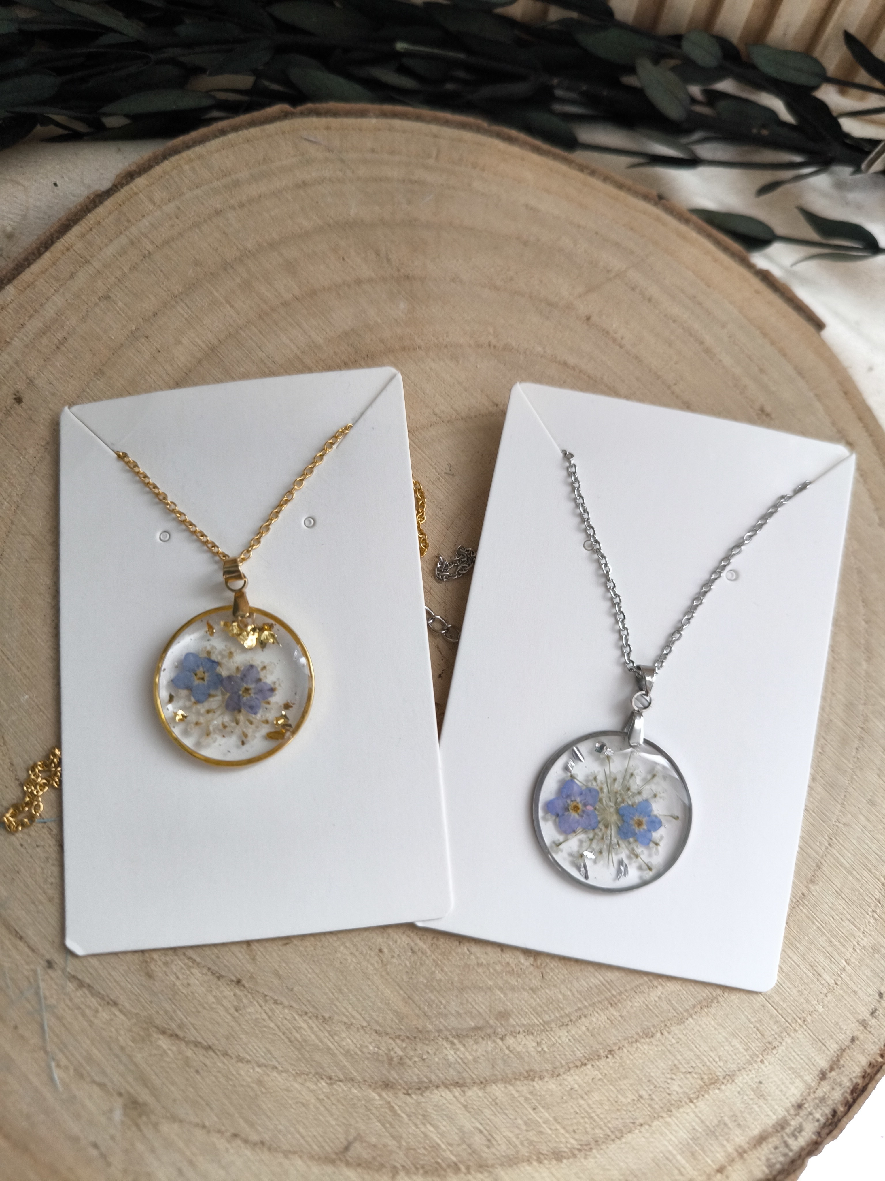 Kette mit getrockneten Blüten