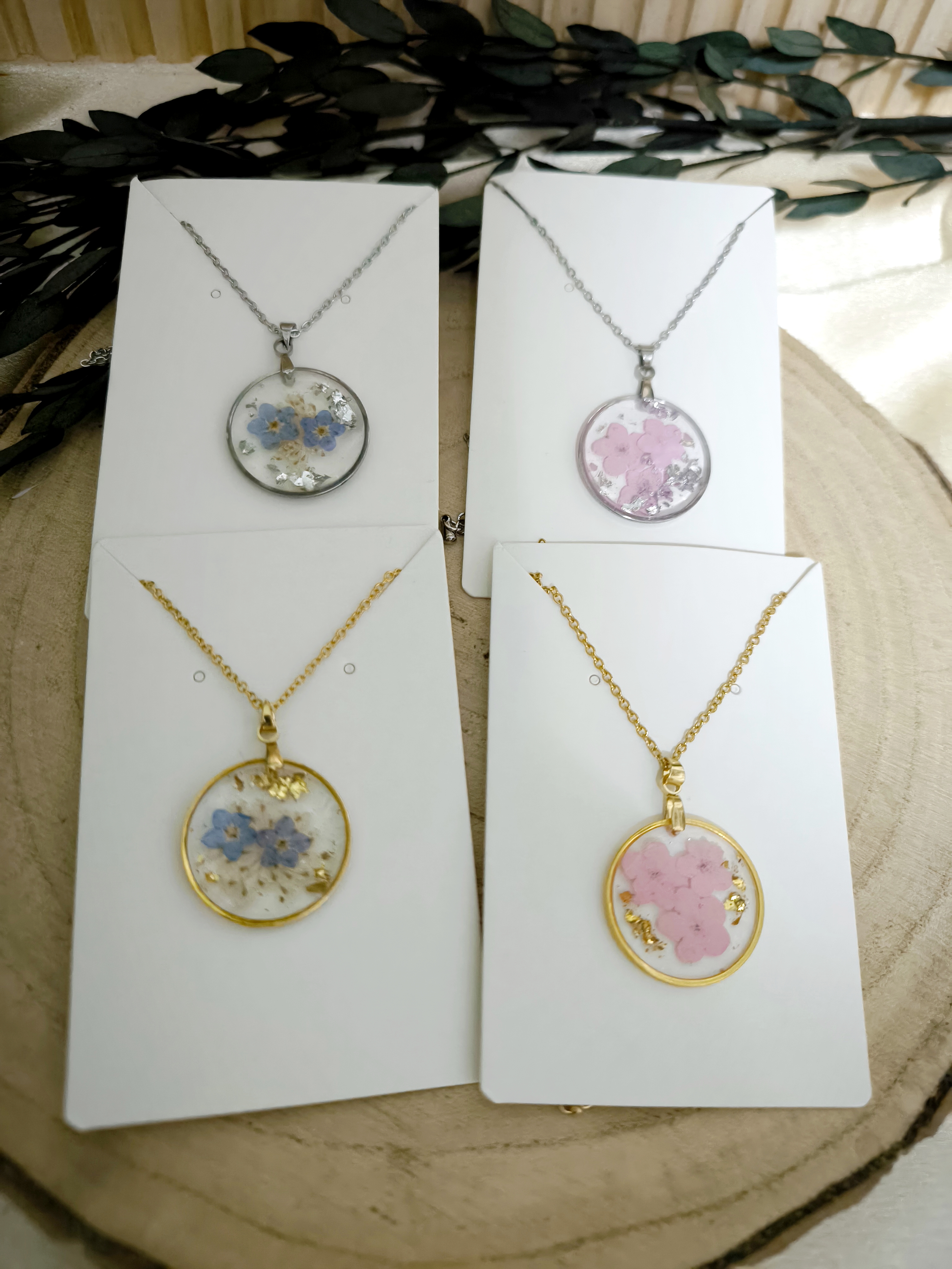 Kette mit getrockneten Blüten