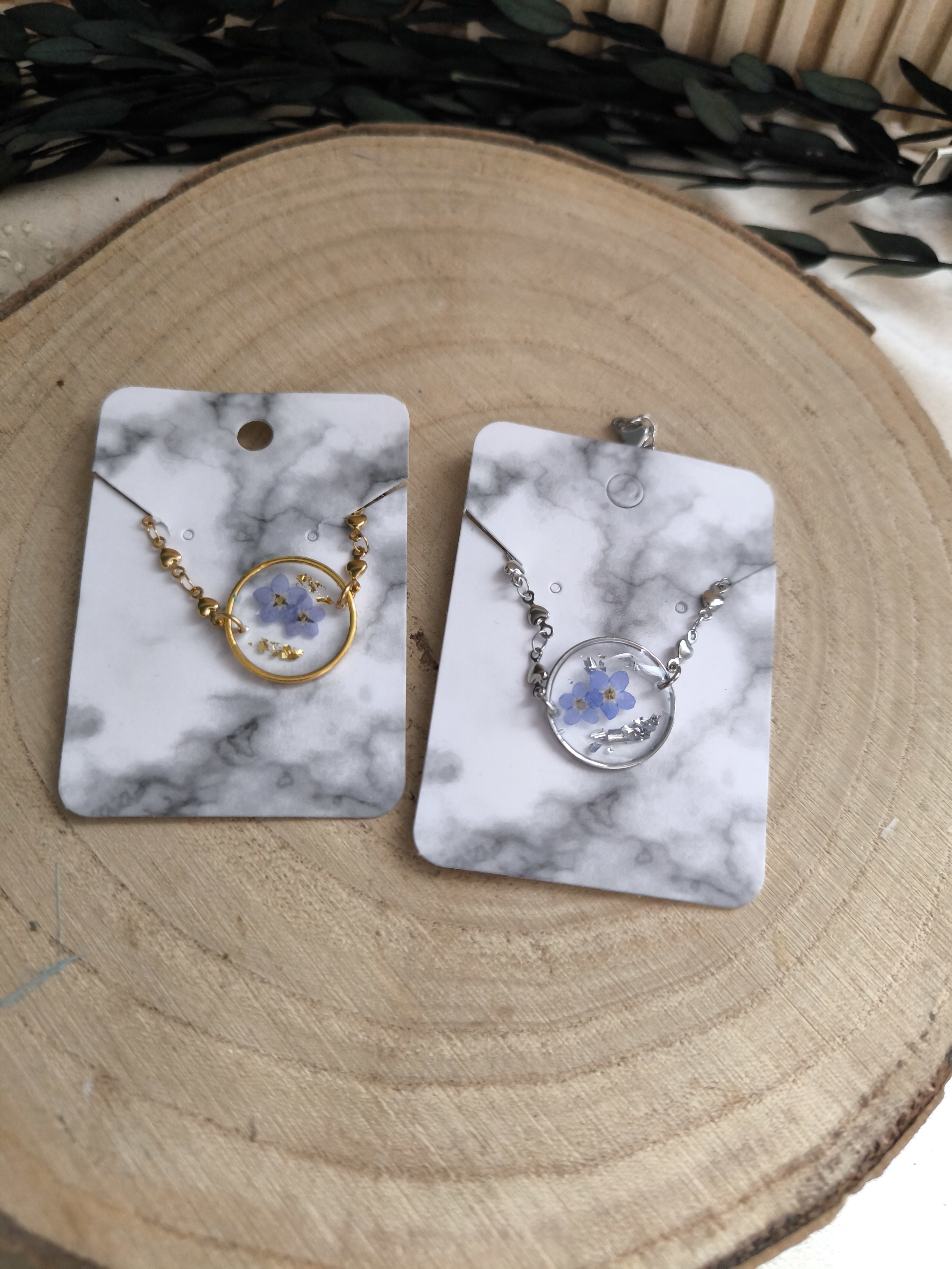 Armband mit 2 getrockneten Blüten