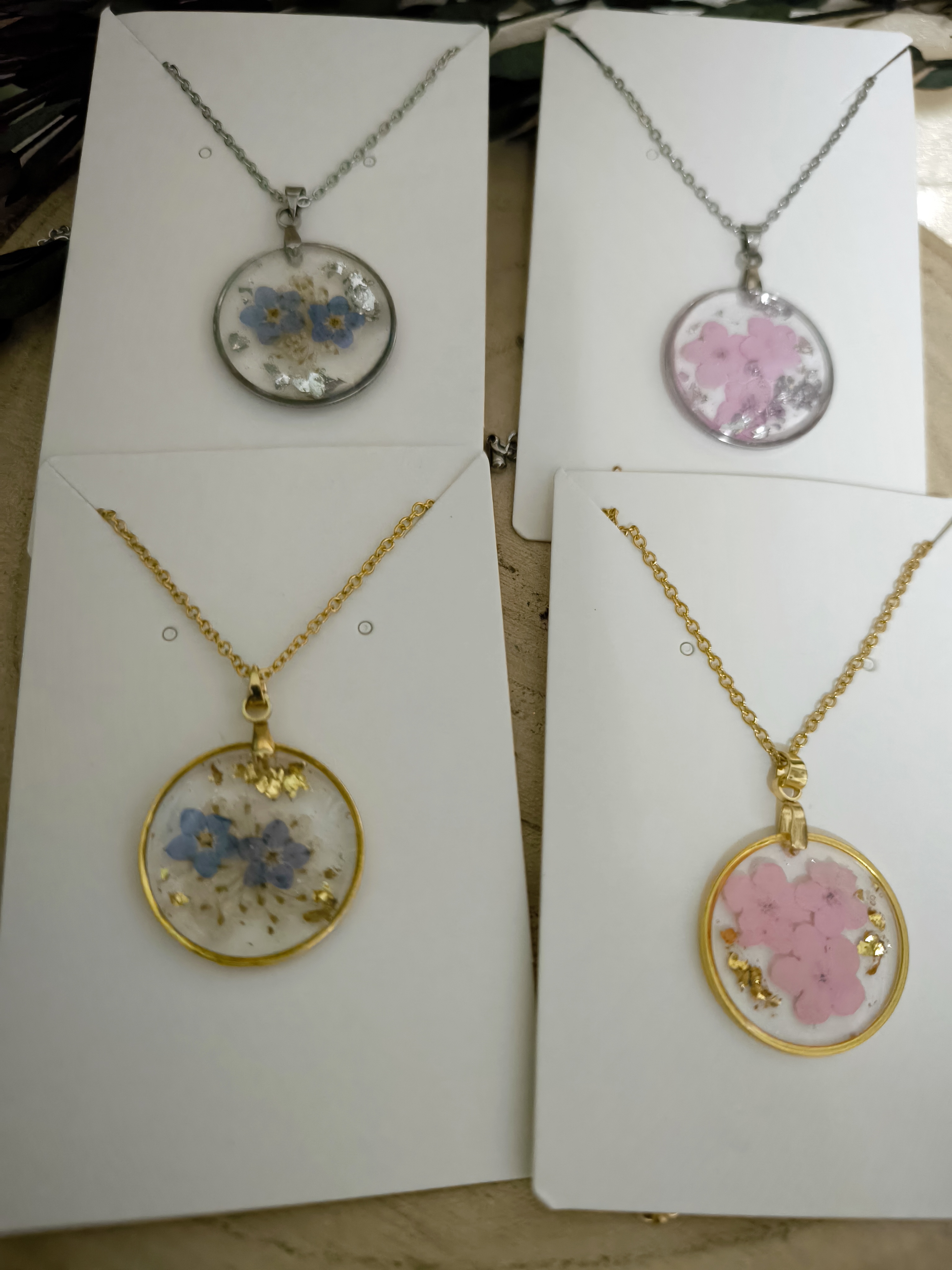 Kette mit getrockneten Blüten