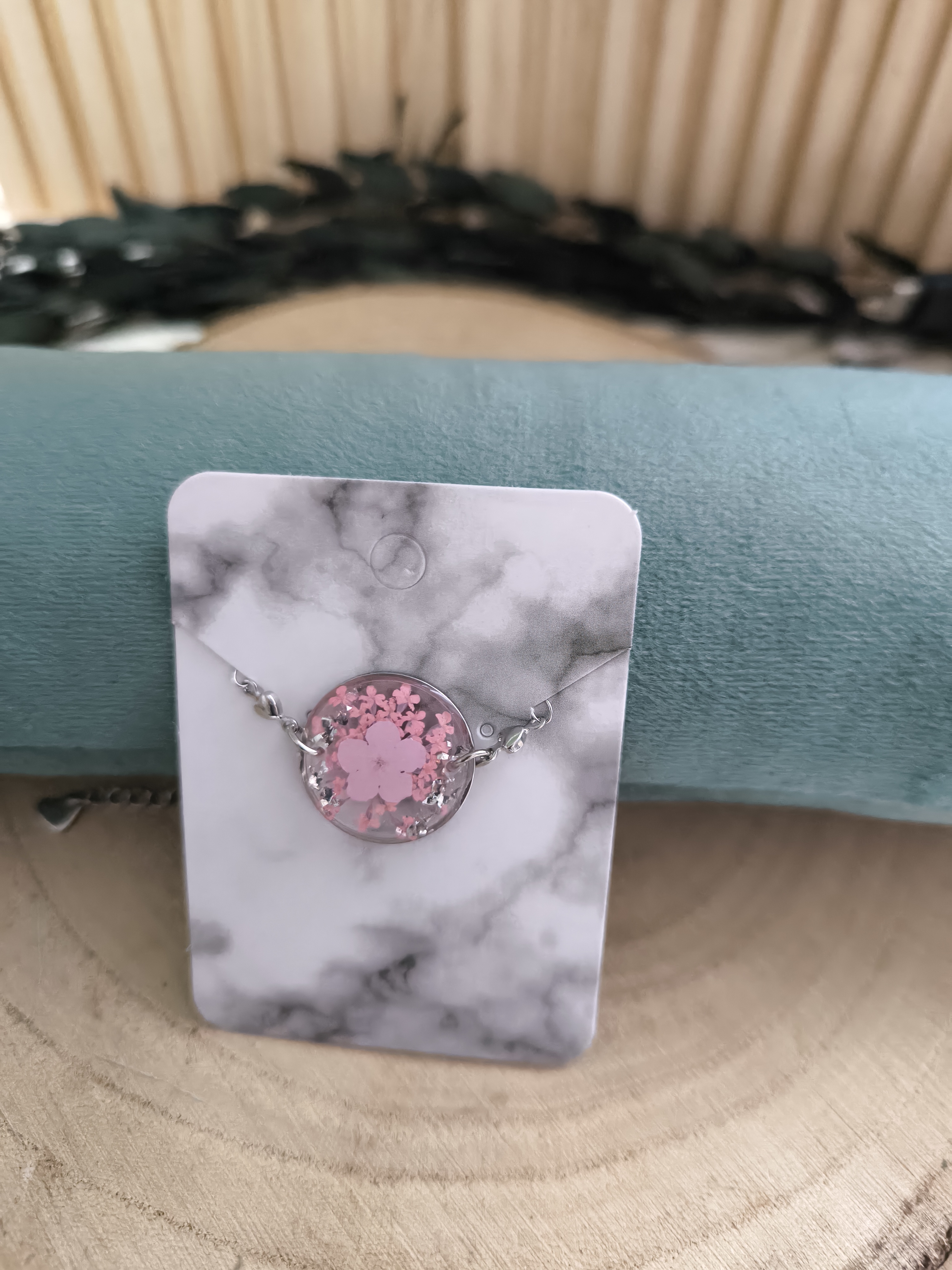 Armband mit getrockneten Blüten