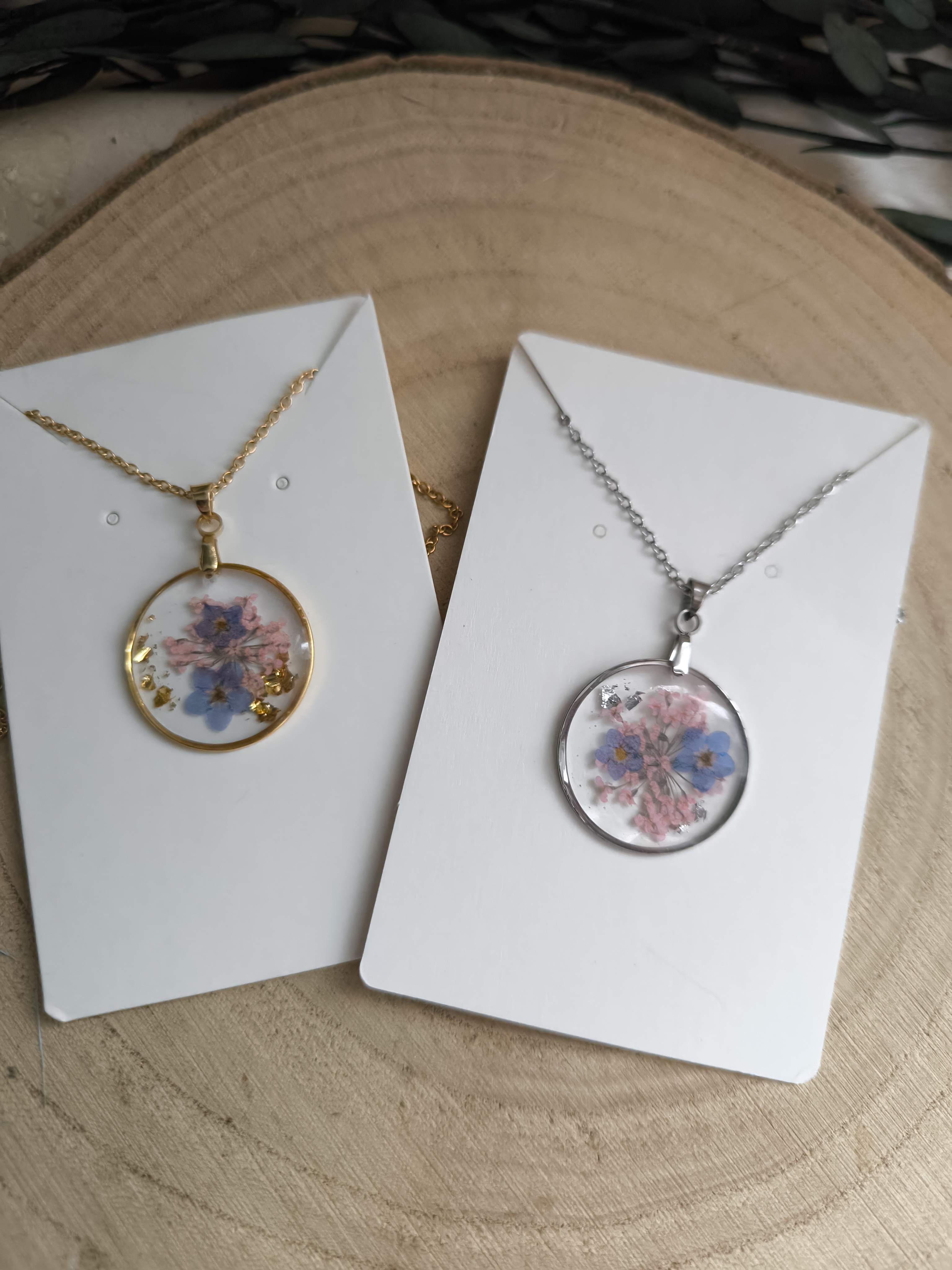 Kette mit getrockneten Blüten