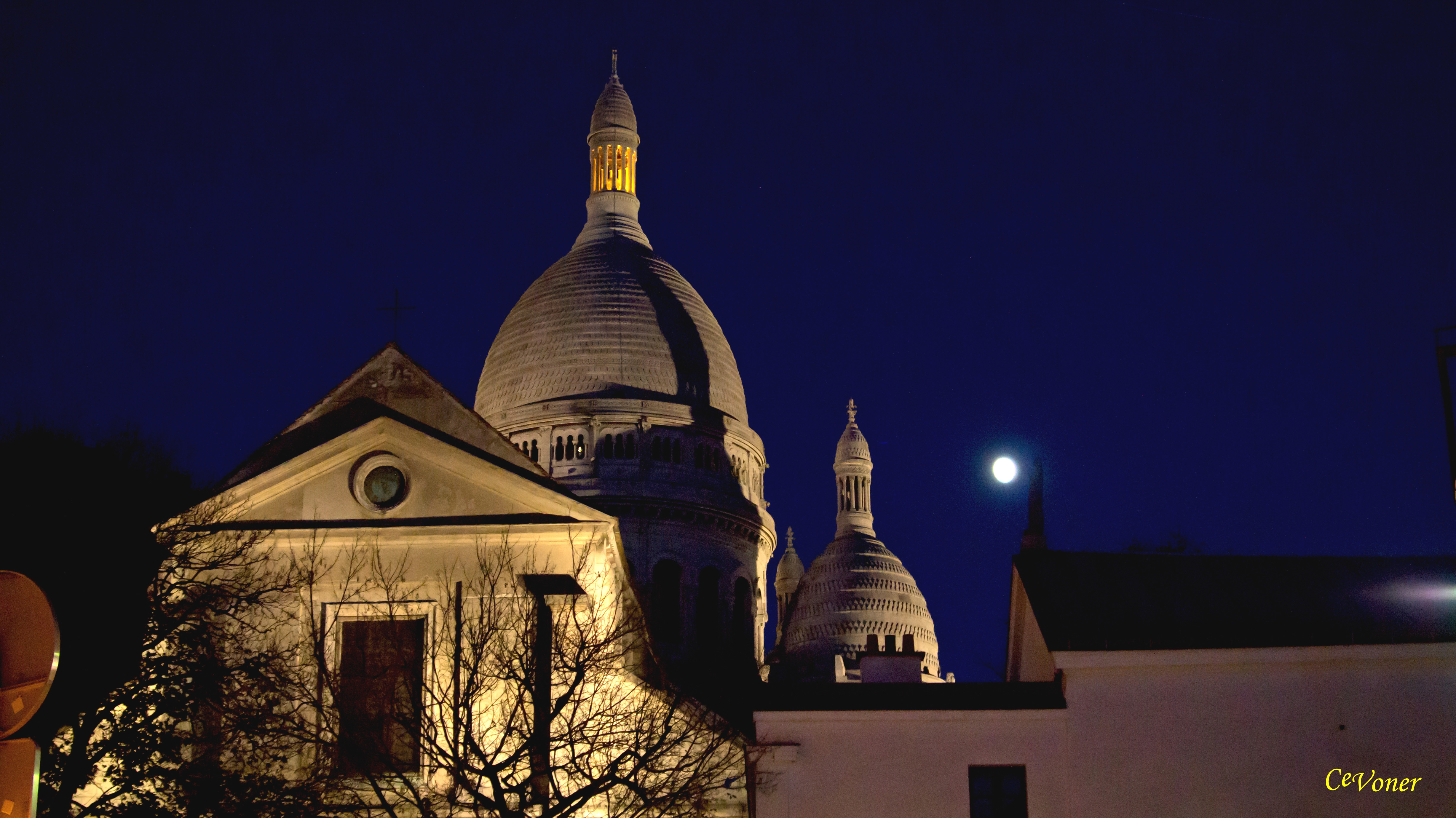 Night scene at Montmartre church