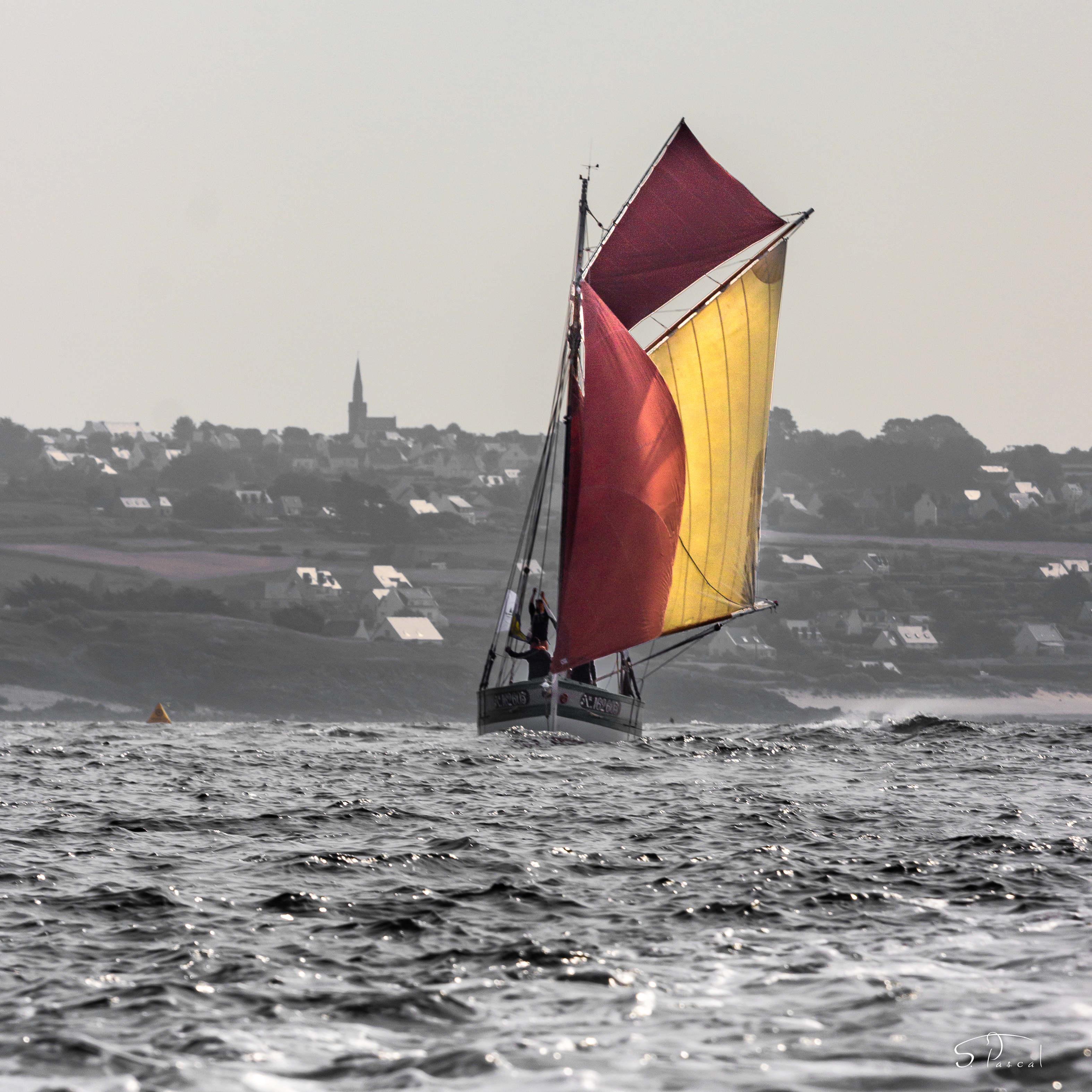 Vieux gréement sous voile en baie d'Audierne