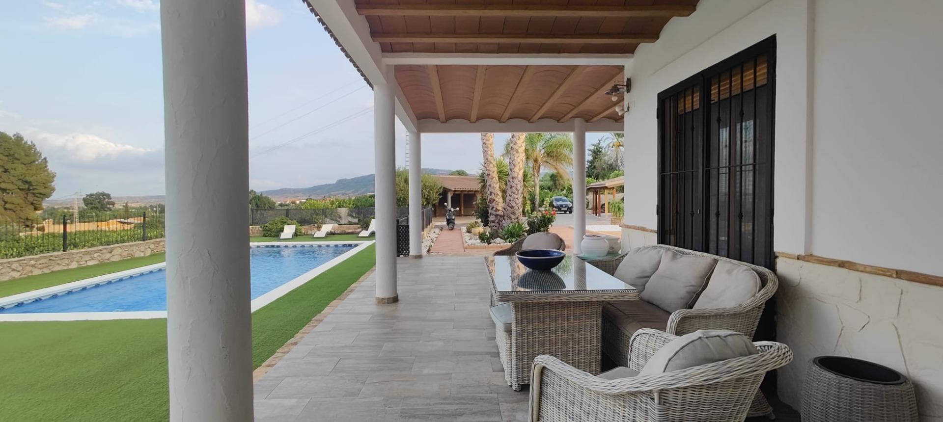 Chalet con piscina ( Mula)