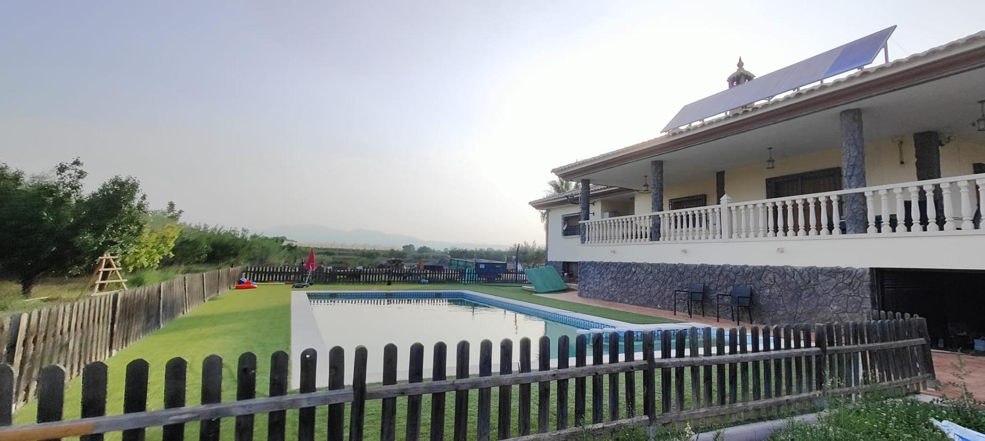 Chalet  con piscina ( Pliego )