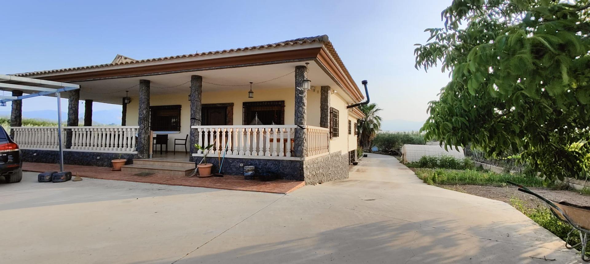 Chalet  con piscina ( Pliego )