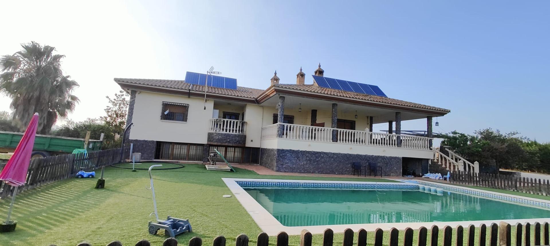 Chalet  con piscina ( Pliego )
