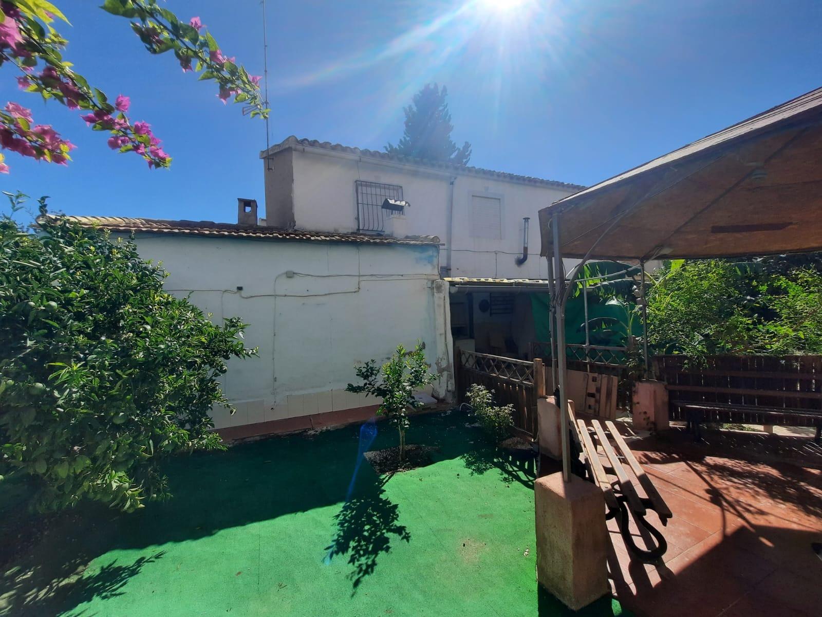 Casa con patio ajardinado ( Mula )