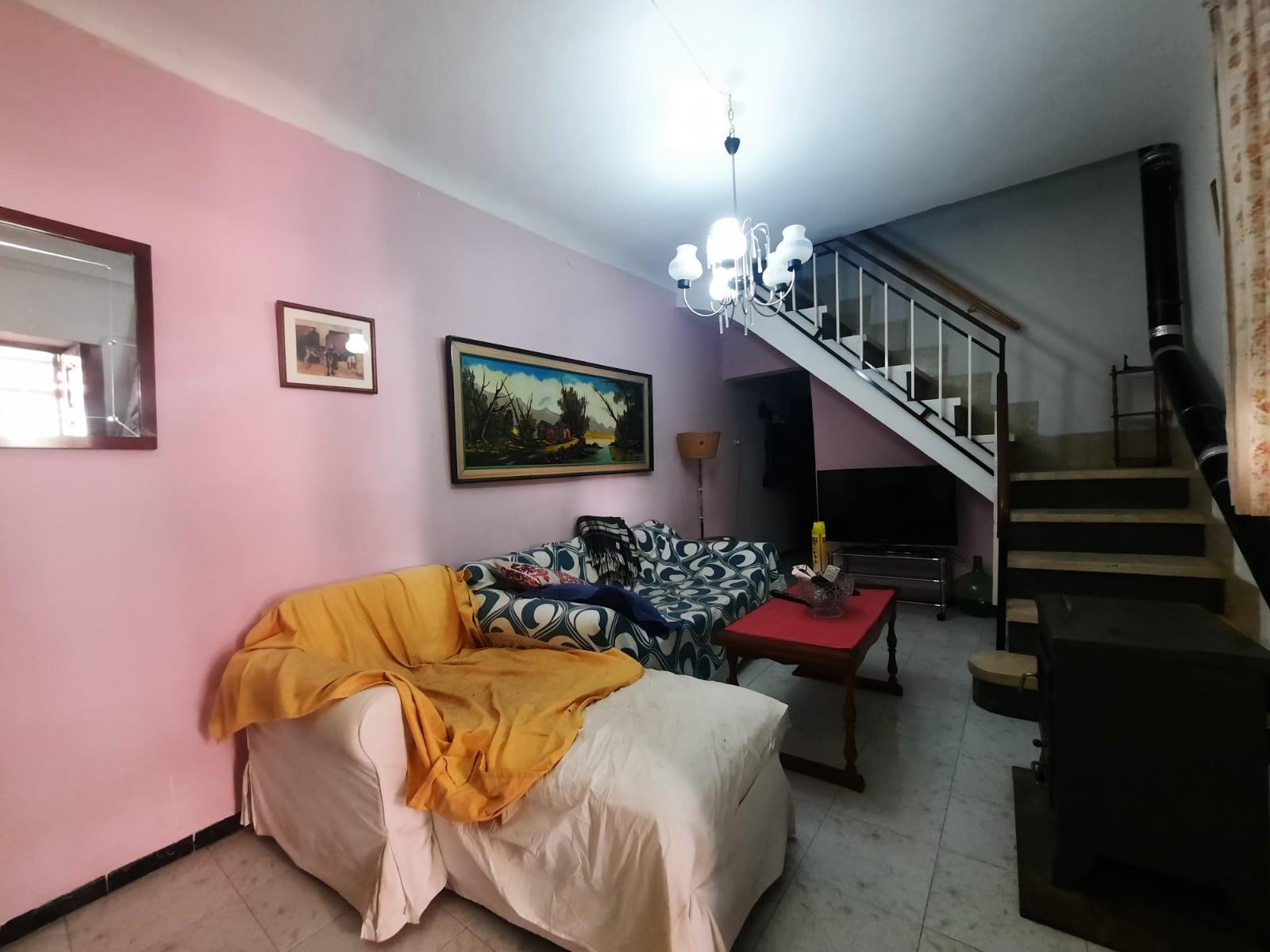 Casa con patio ajardinado ( Mula )