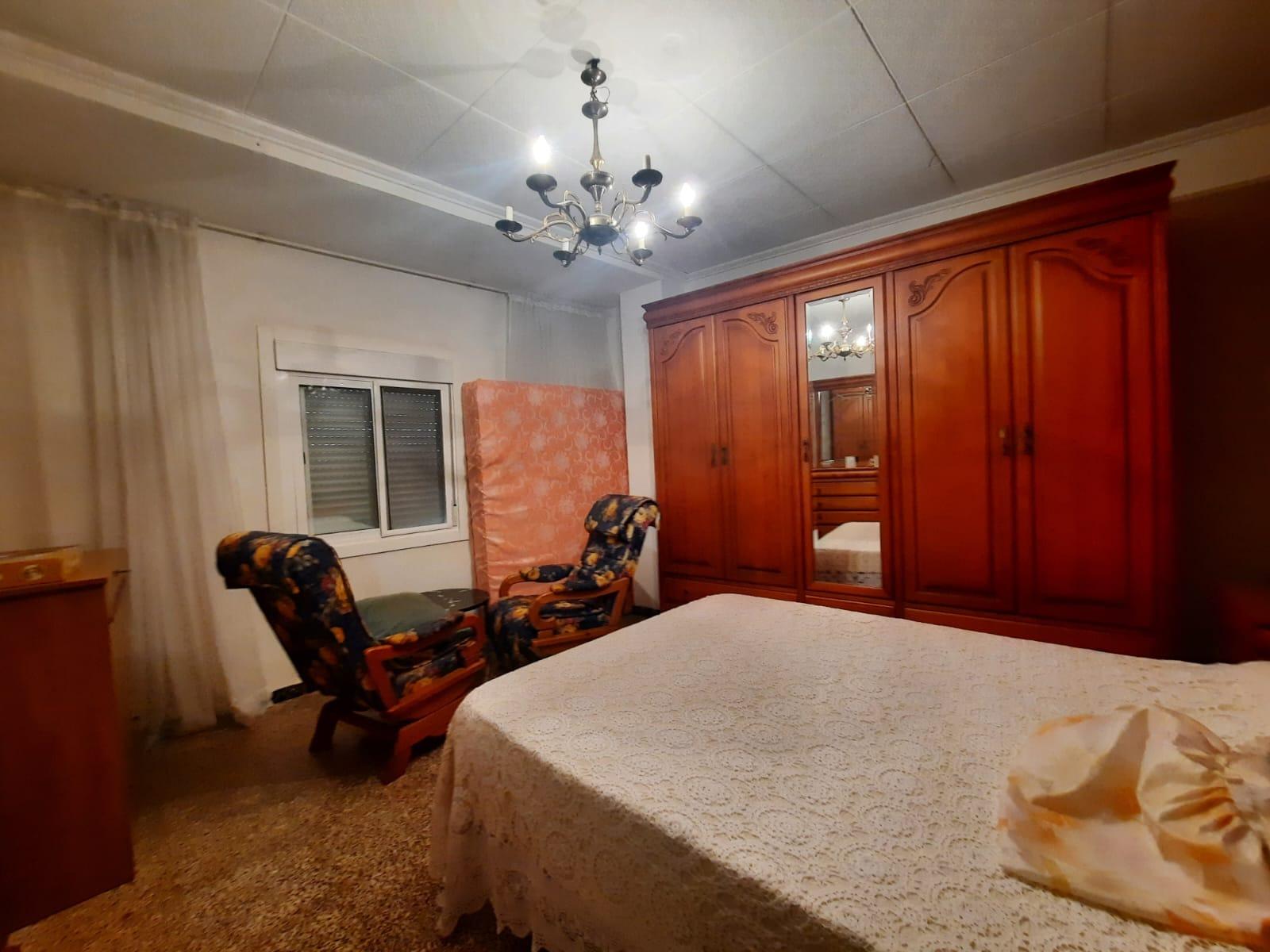 Casa con patio ajardinado ( Mula )