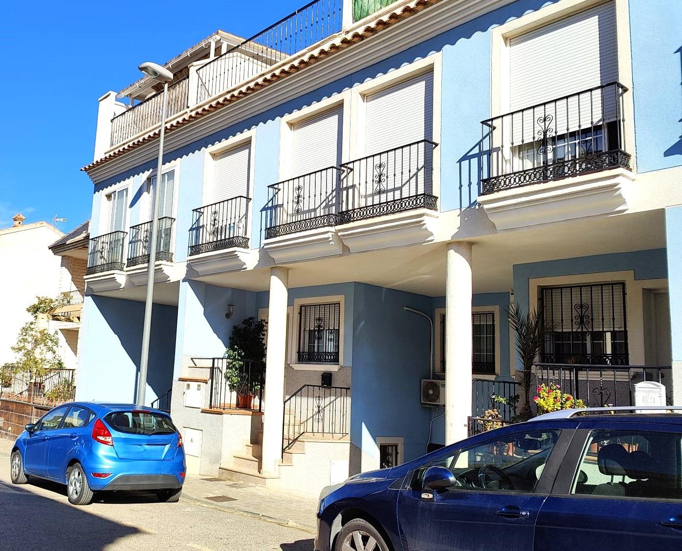Chalet adosado en barrio residencial ( Pliego )