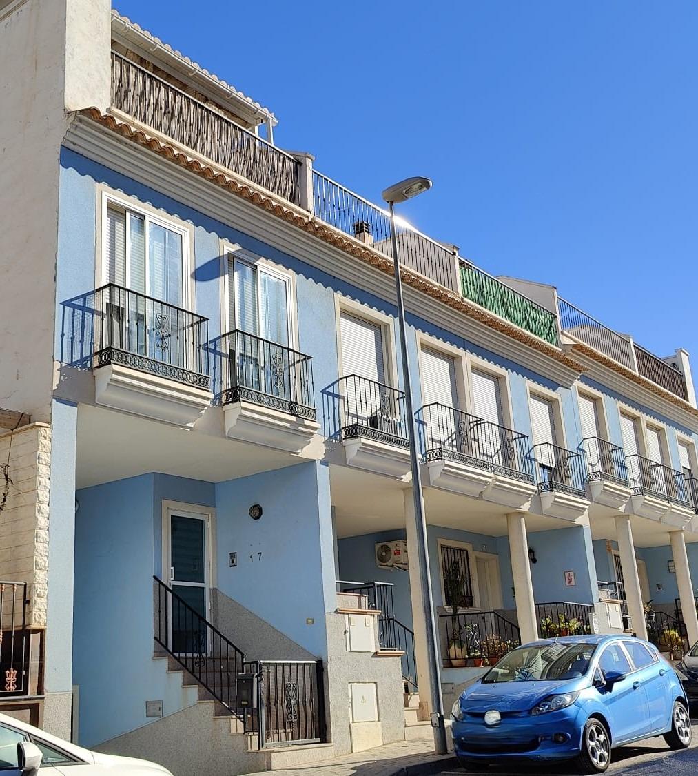 Chalet adosado en barrio residencial ( Pliego )