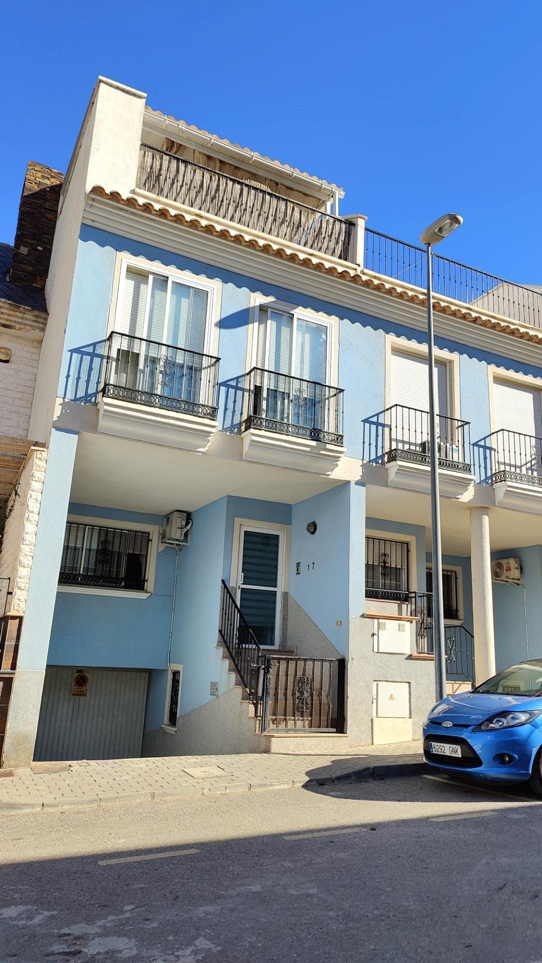 Chalet adosado en barrio residencial ( Pliego )