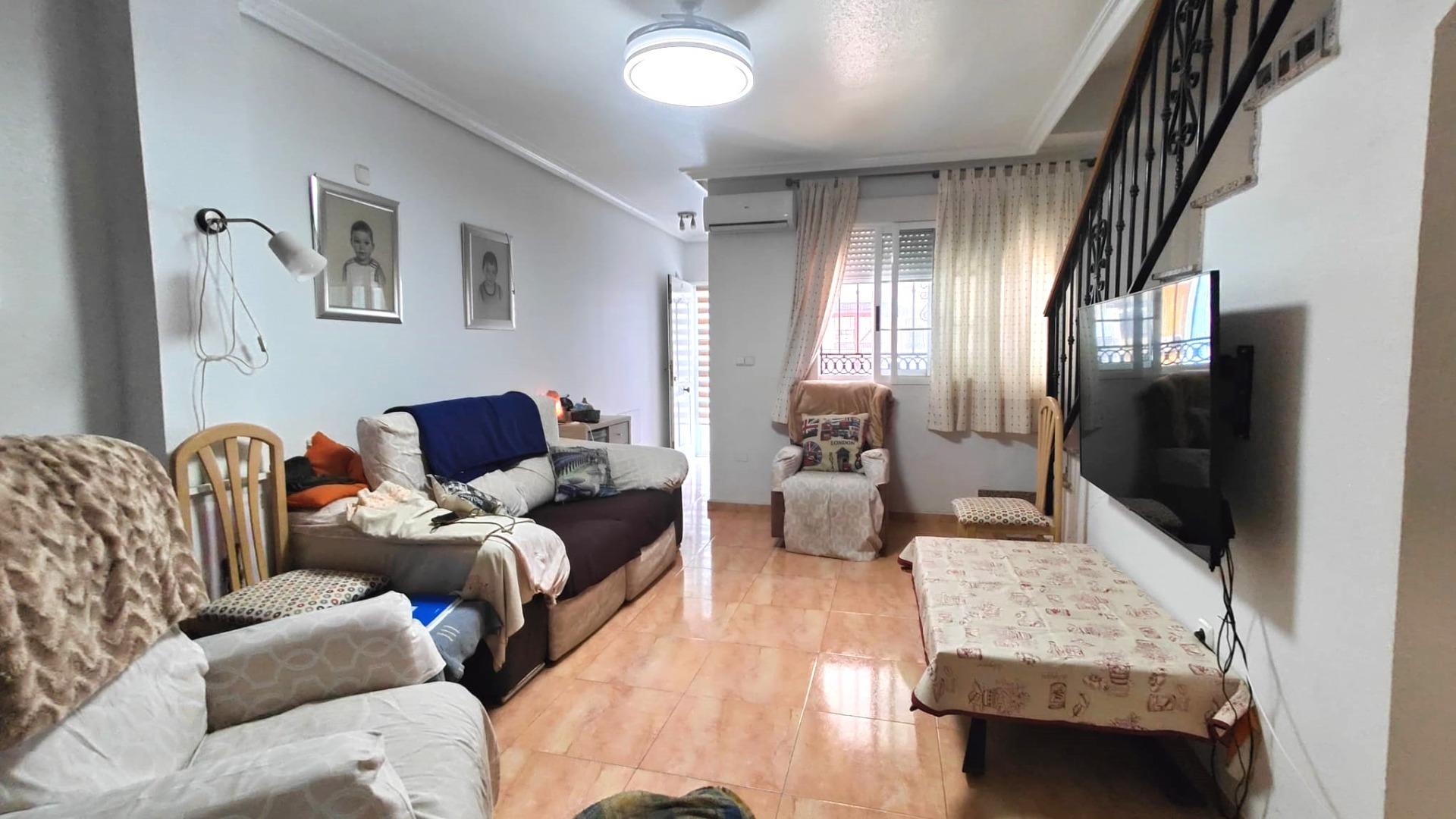 Chalet adosado en barrio residencial ( Pliego )