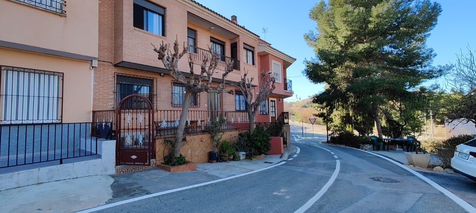Casa con almacén y parcela con oliveras ( Los Baños de Mula )