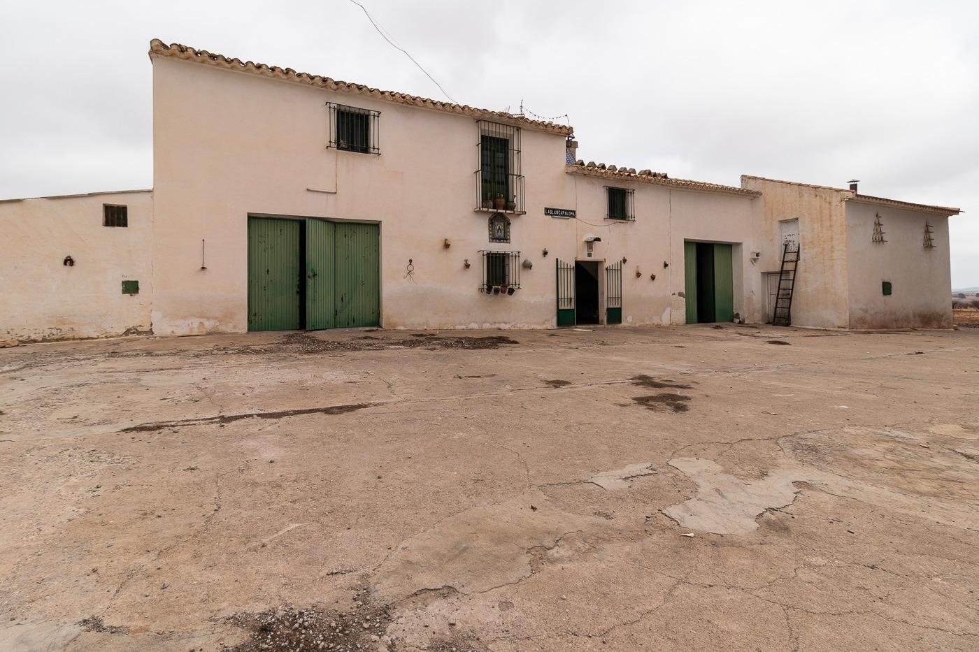 Cortijo con instalaciones para caballos y tierra de labor ( Mula )