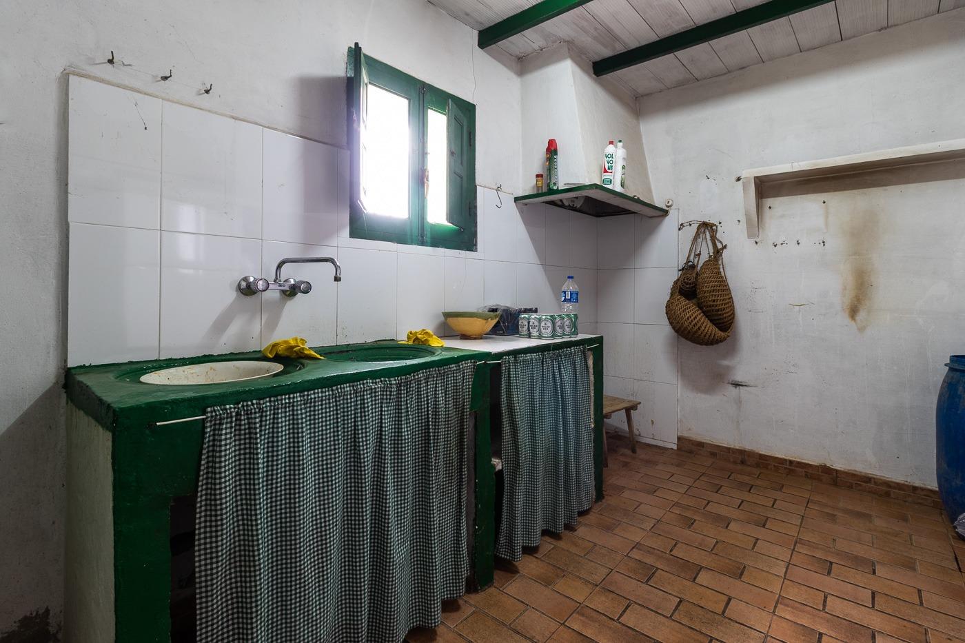 Cortijo con instalaciones para caballos y tierra de labor ( Mula )