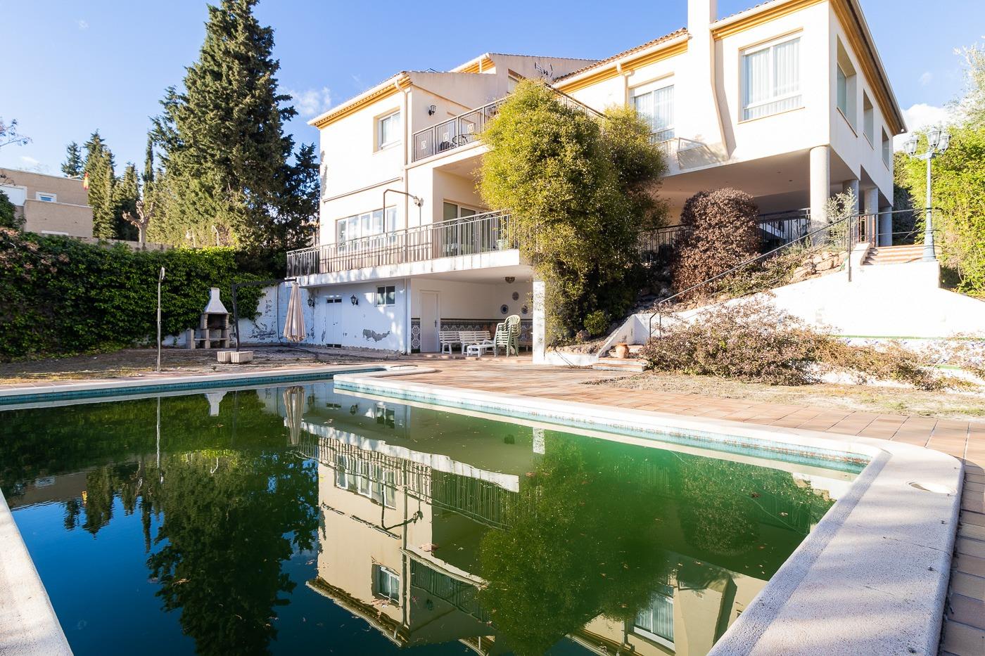 Chalet de 3 plantas con piscina ( Caravaca de la Cruz )