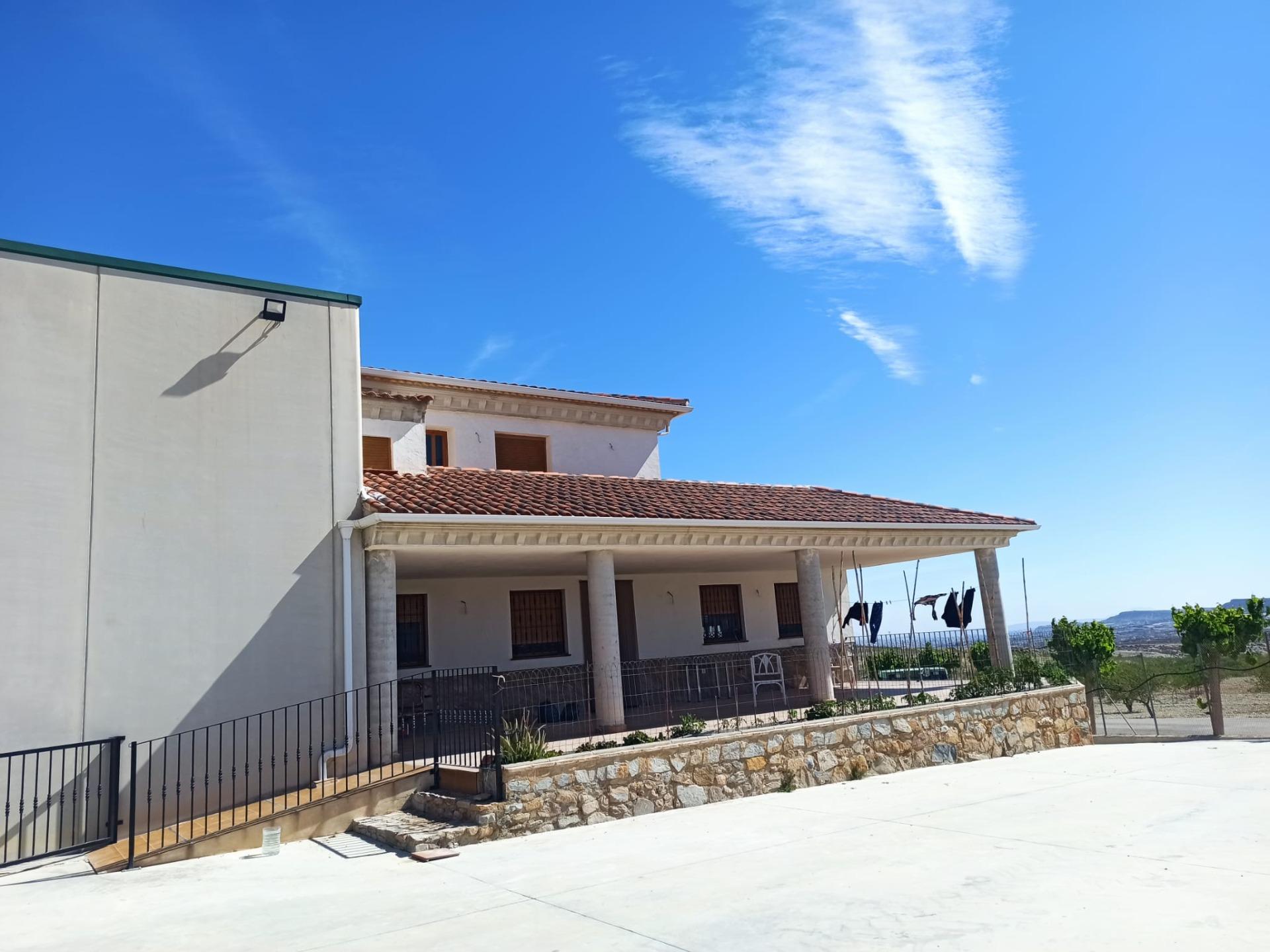 Chalet con finca de almendro y almacén ( Mula )